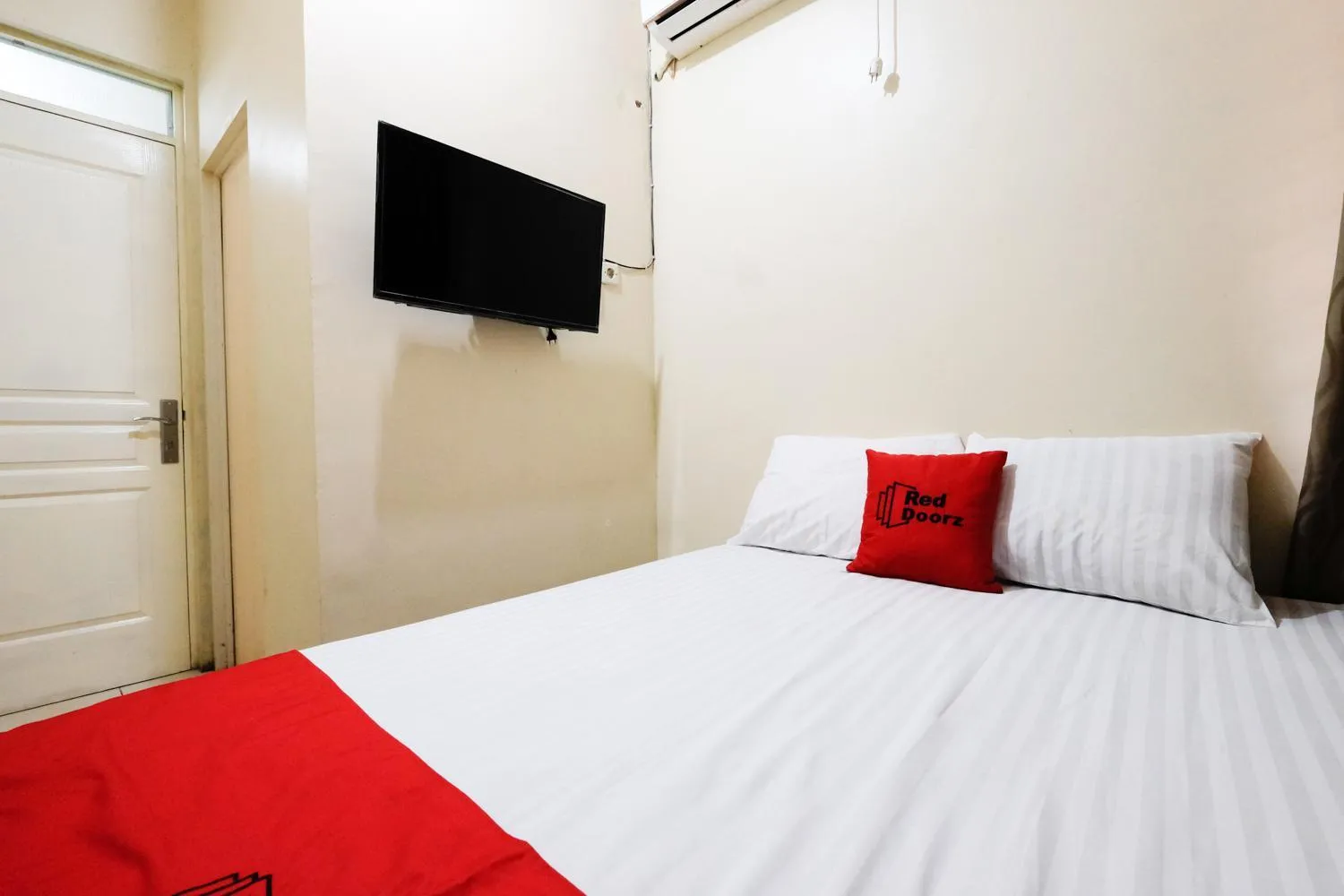 Bed in RedDoorz near Universitas Diponegoro Semarang
