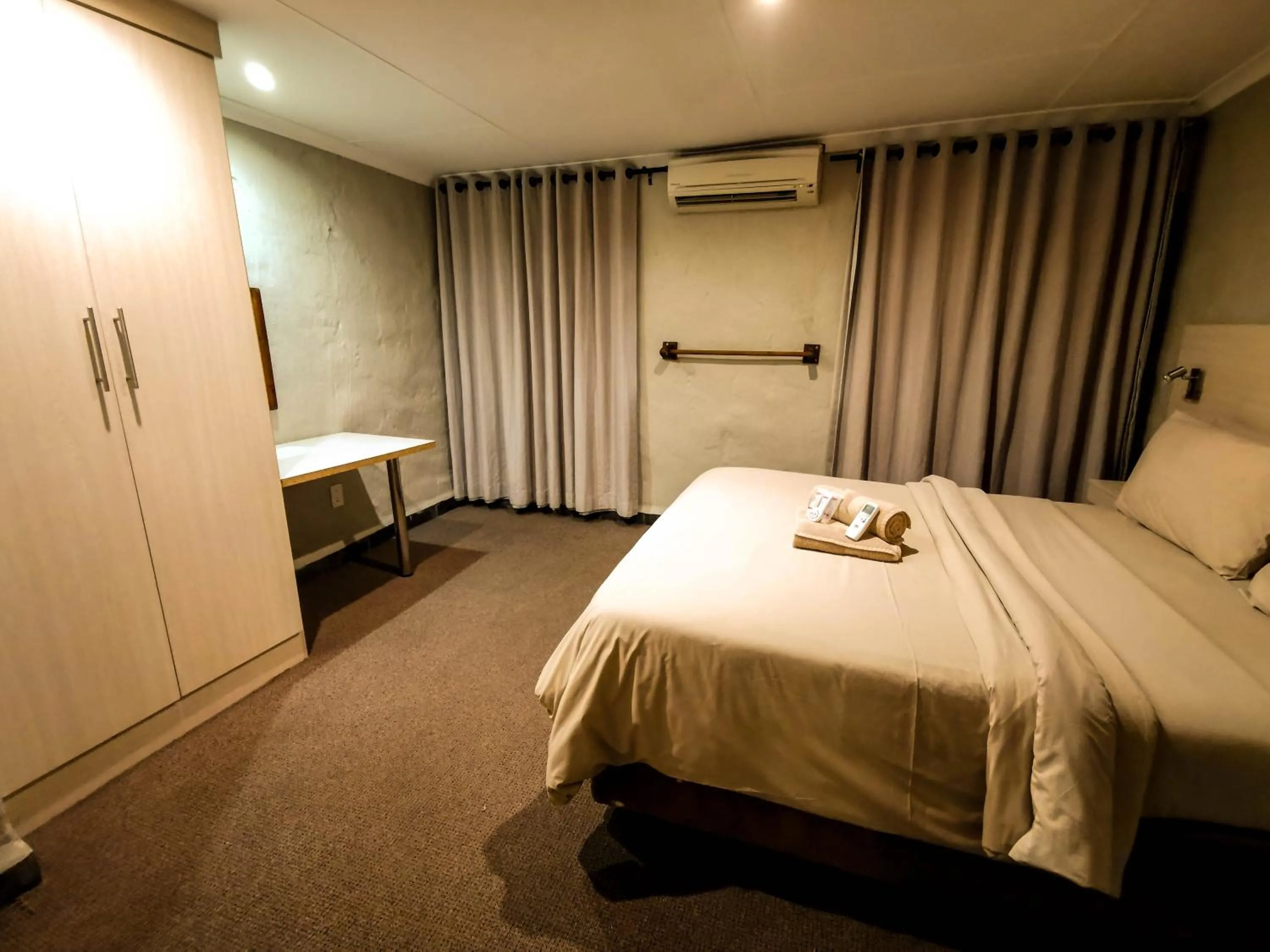 Photo of the whole room in Umuzi Lodge