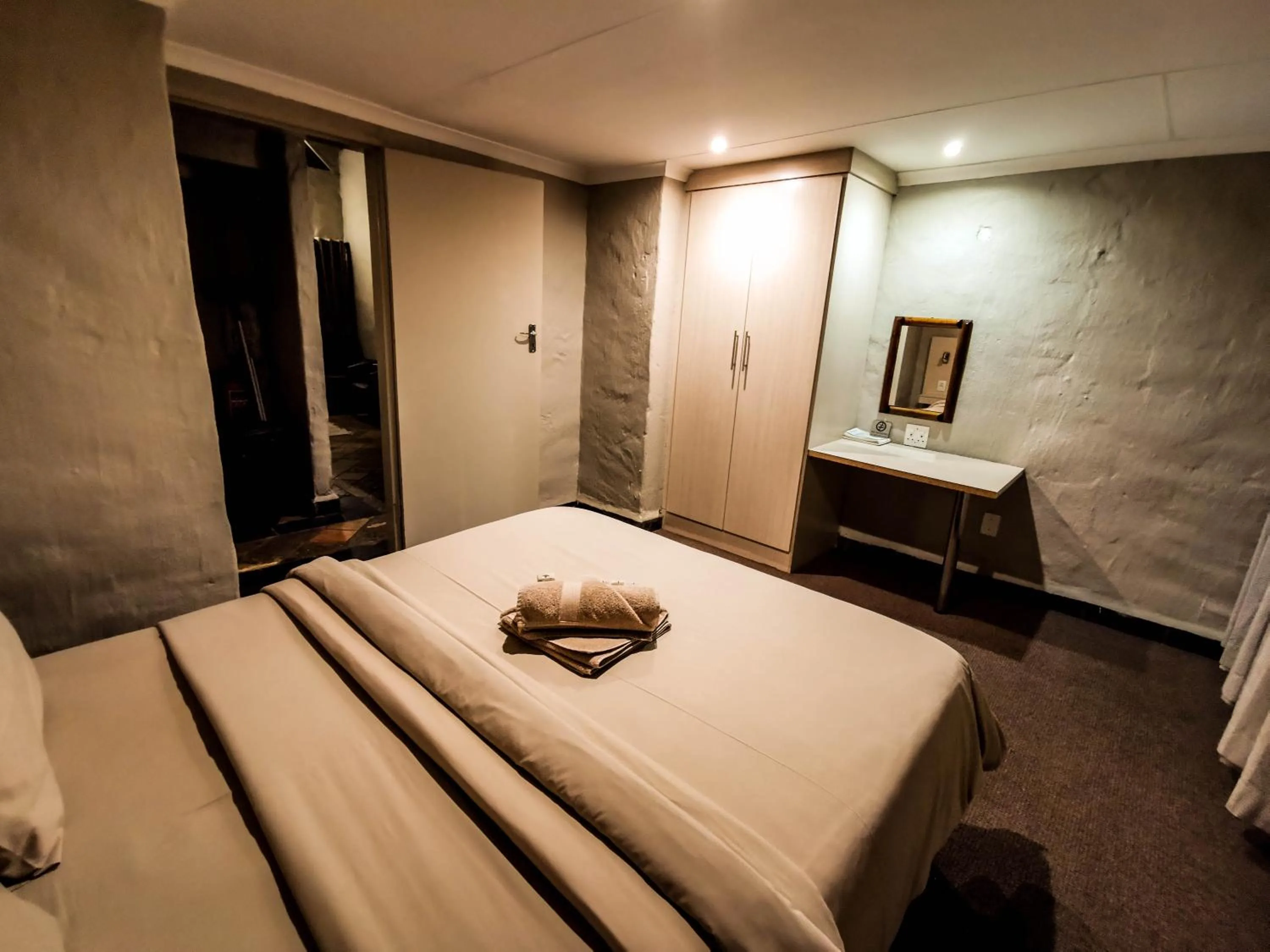 Photo of the whole room in Umuzi Lodge