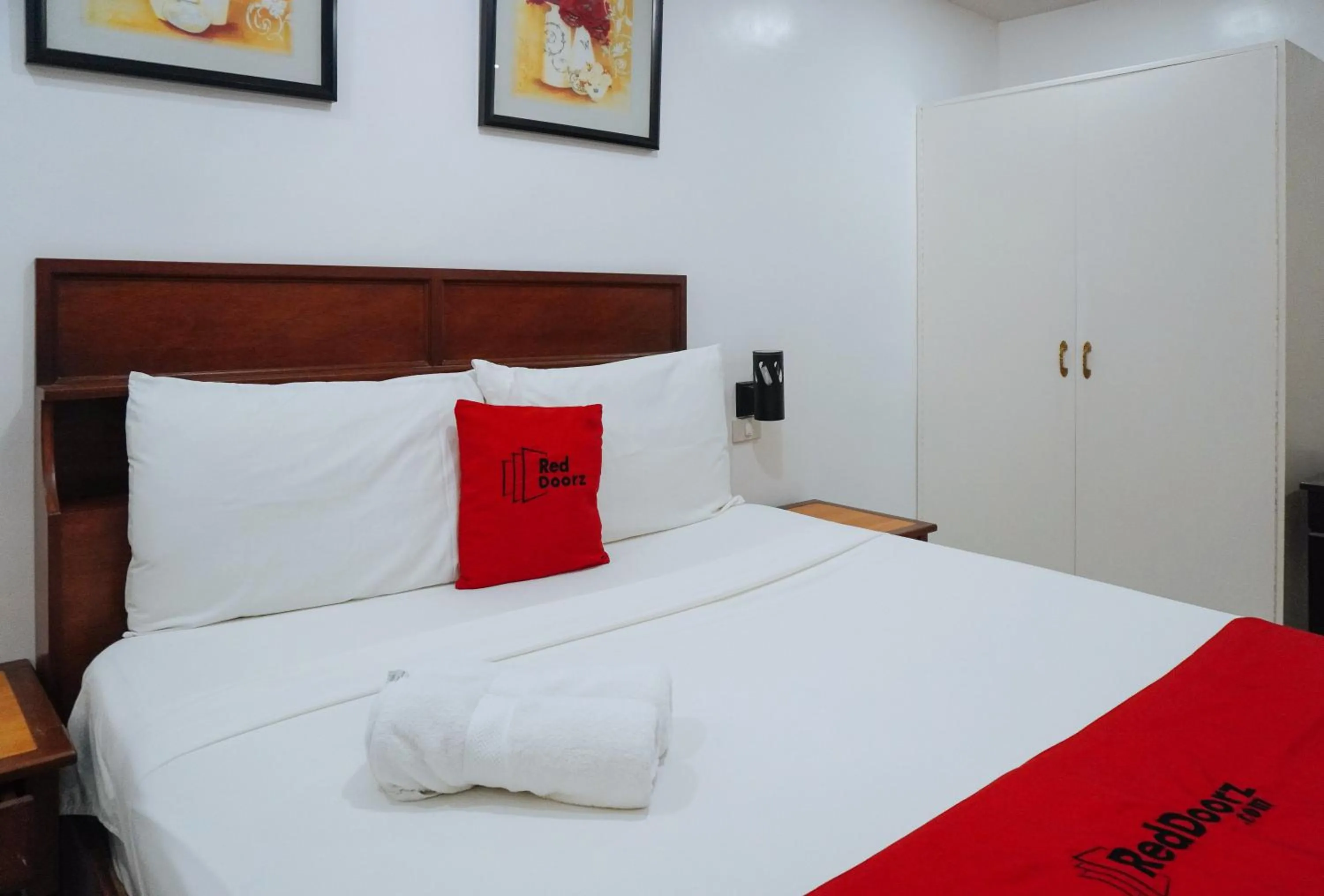 Photo of the whole room, Bed in RedDoorz at La Casa Guesthouse former RedDoorz at Tamarind Street Angeles City