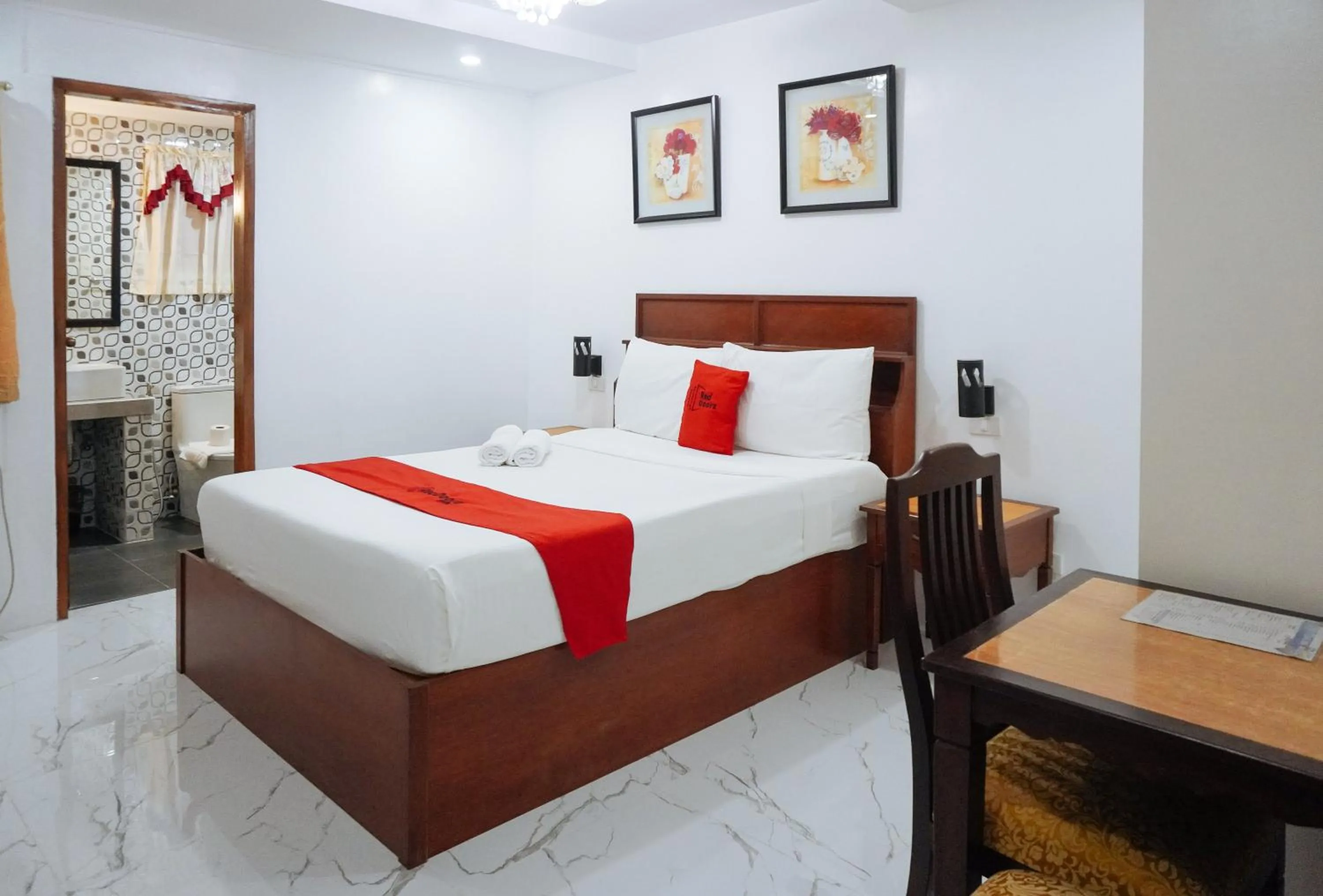 Photo of the whole room, Bed in RedDoorz at La Casa Guesthouse former RedDoorz at Tamarind Street Angeles City