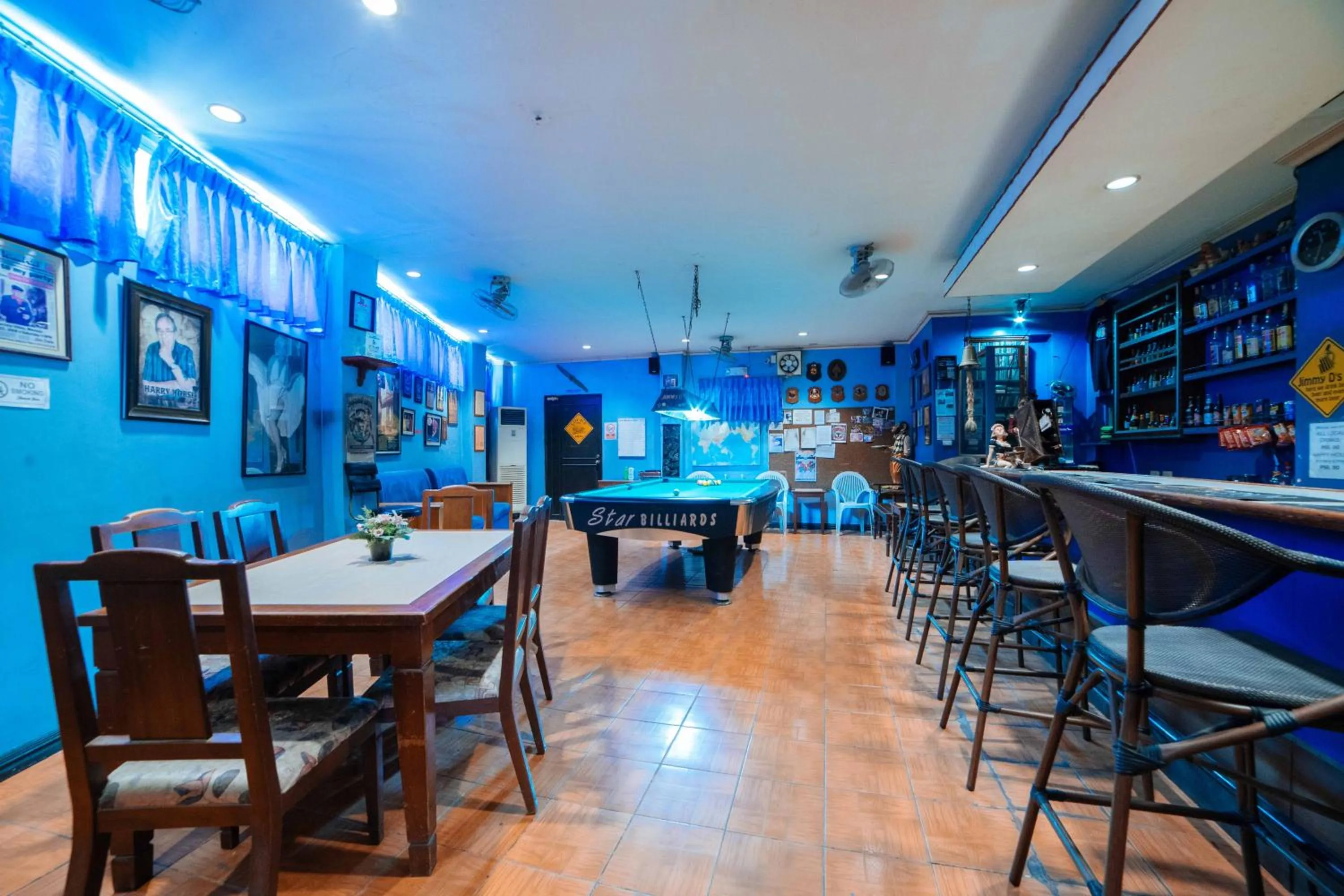 Lounge or bar in RedDoorz at La Casa Guesthouse former RedDoorz at Tamarind Street Angeles City