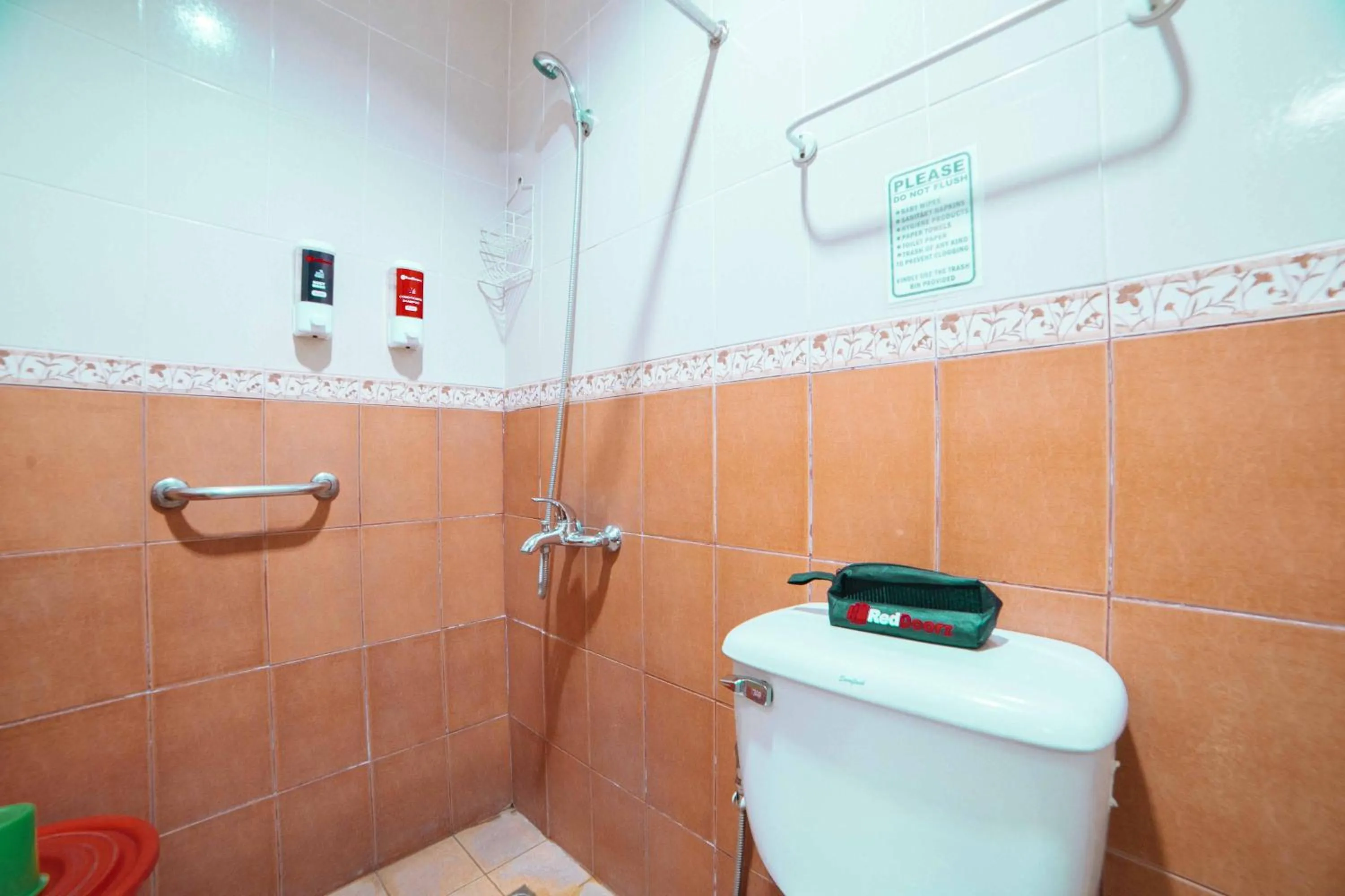 Shower in RedDoorz at La Casa Guesthouse former RedDoorz at Tamarind Street Angeles City