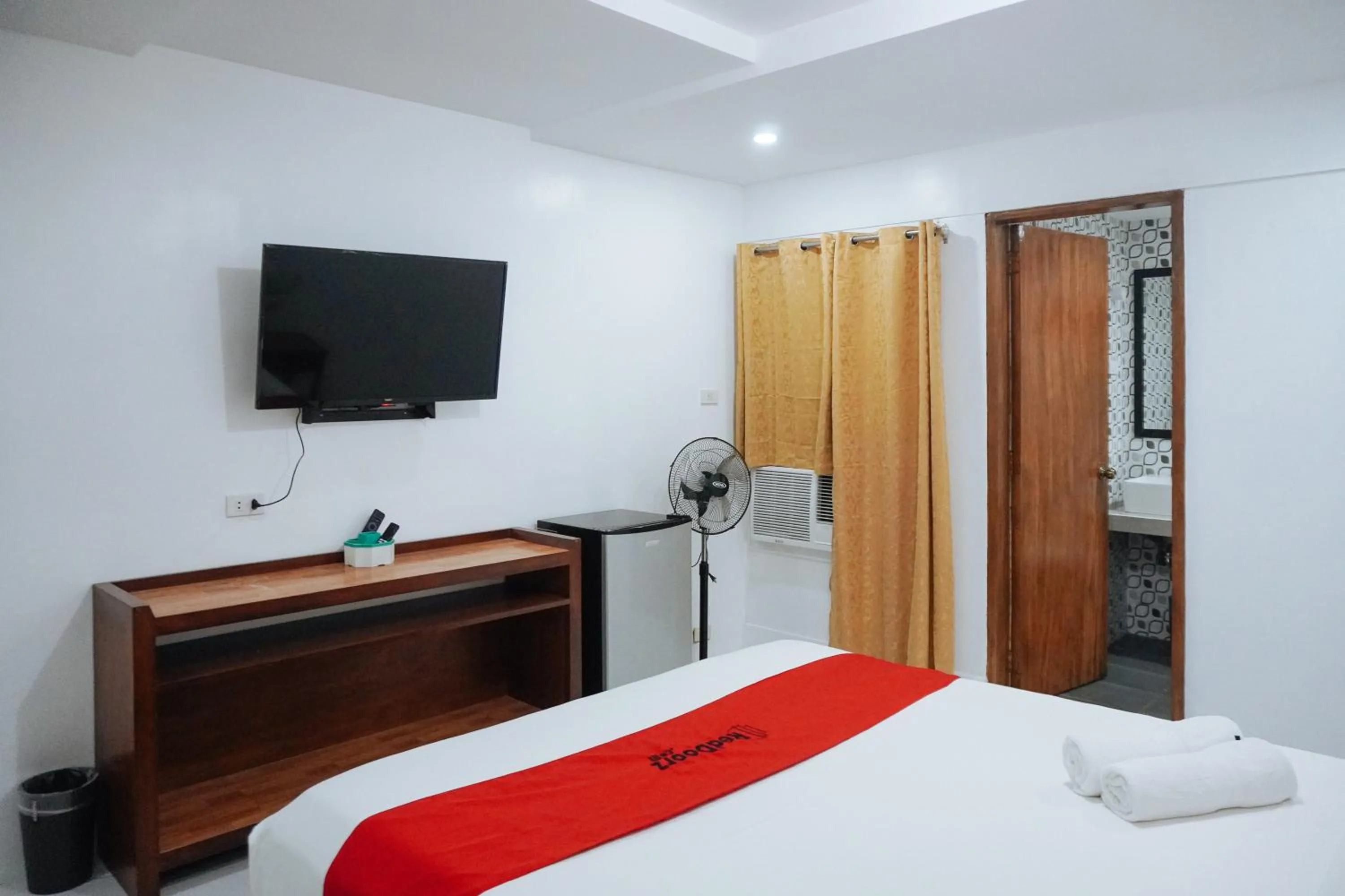 TV and multimedia, Bed in RedDoorz at La Casa Guesthouse former RedDoorz at Tamarind Street Angeles City