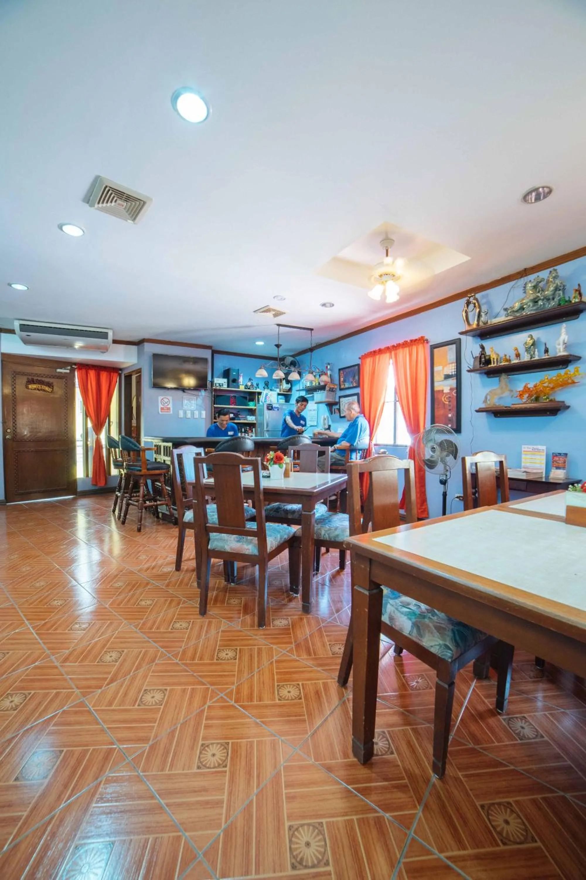 Lounge or bar in RedDoorz at La Casa Guesthouse former RedDoorz at Tamarind Street Angeles City