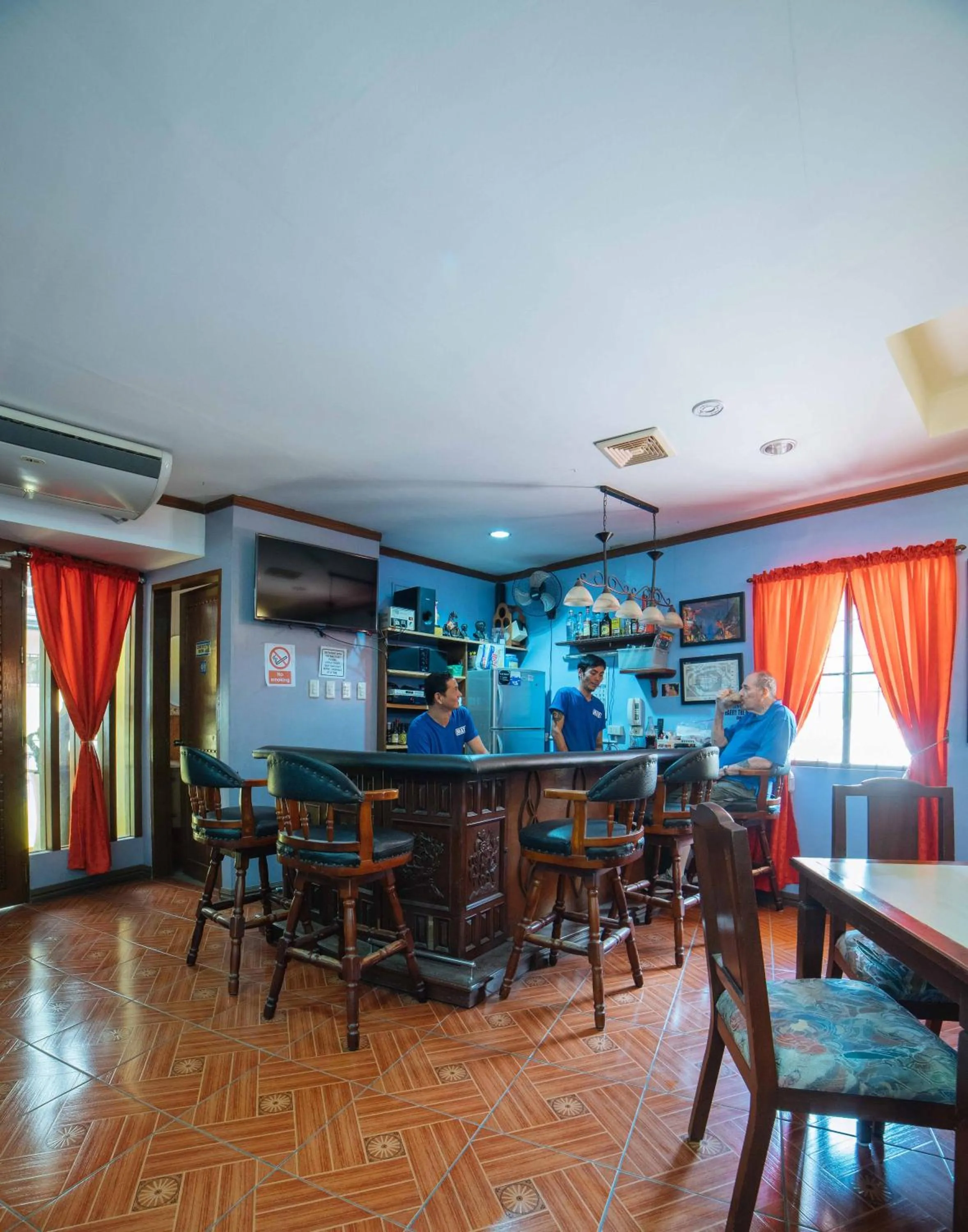 Lounge or bar in RedDoorz at La Casa Guesthouse former RedDoorz at Tamarind Street Angeles City