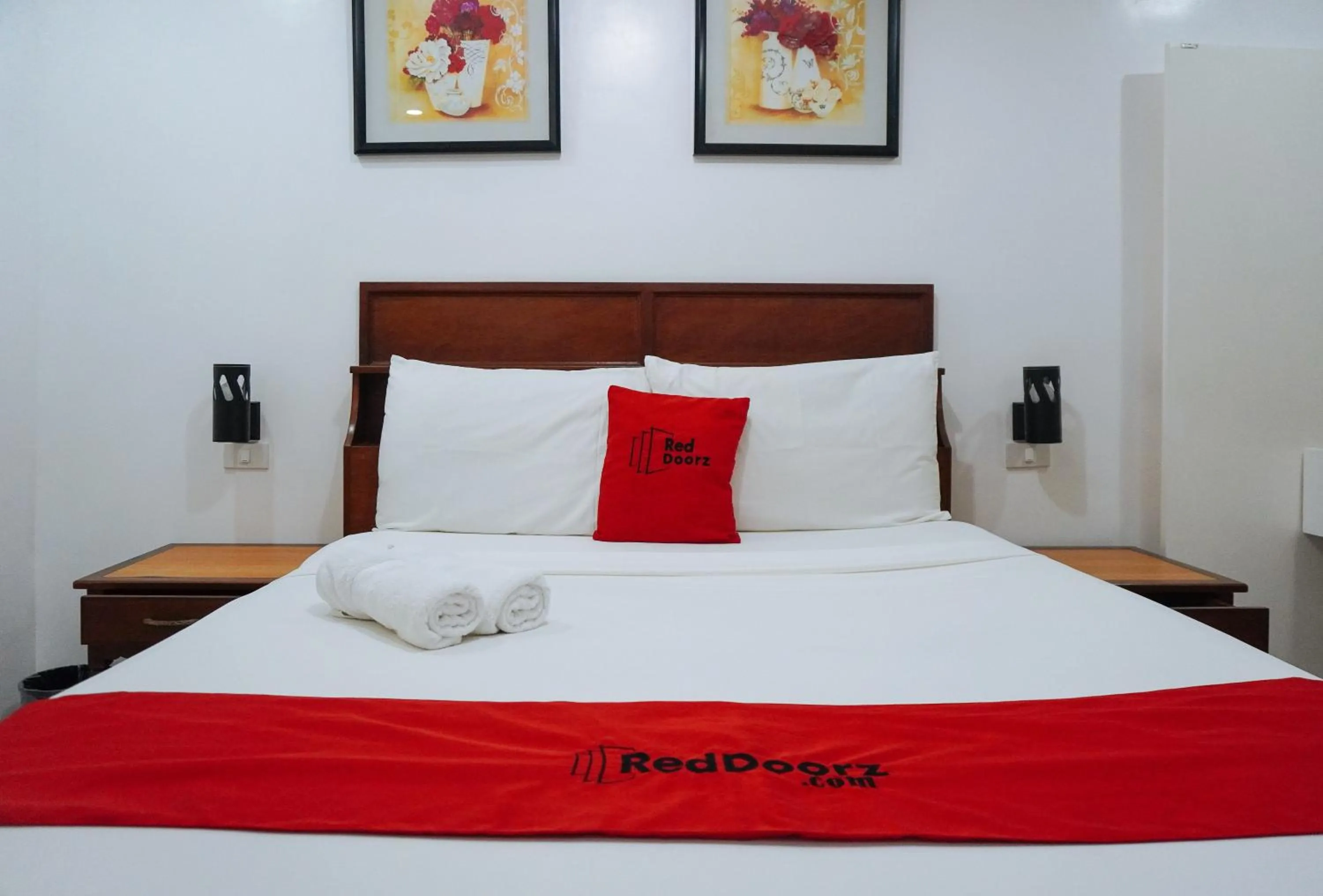 Photo of the whole room, Bed in RedDoorz at La Casa Guesthouse former RedDoorz at Tamarind Street Angeles City