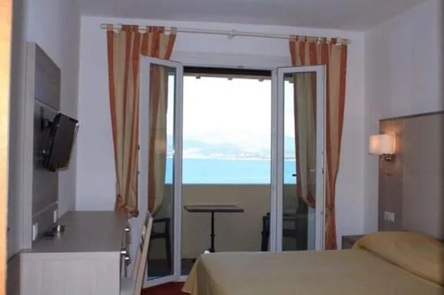 Double or Twin Room with Sea View in Hôtel U Paradisu