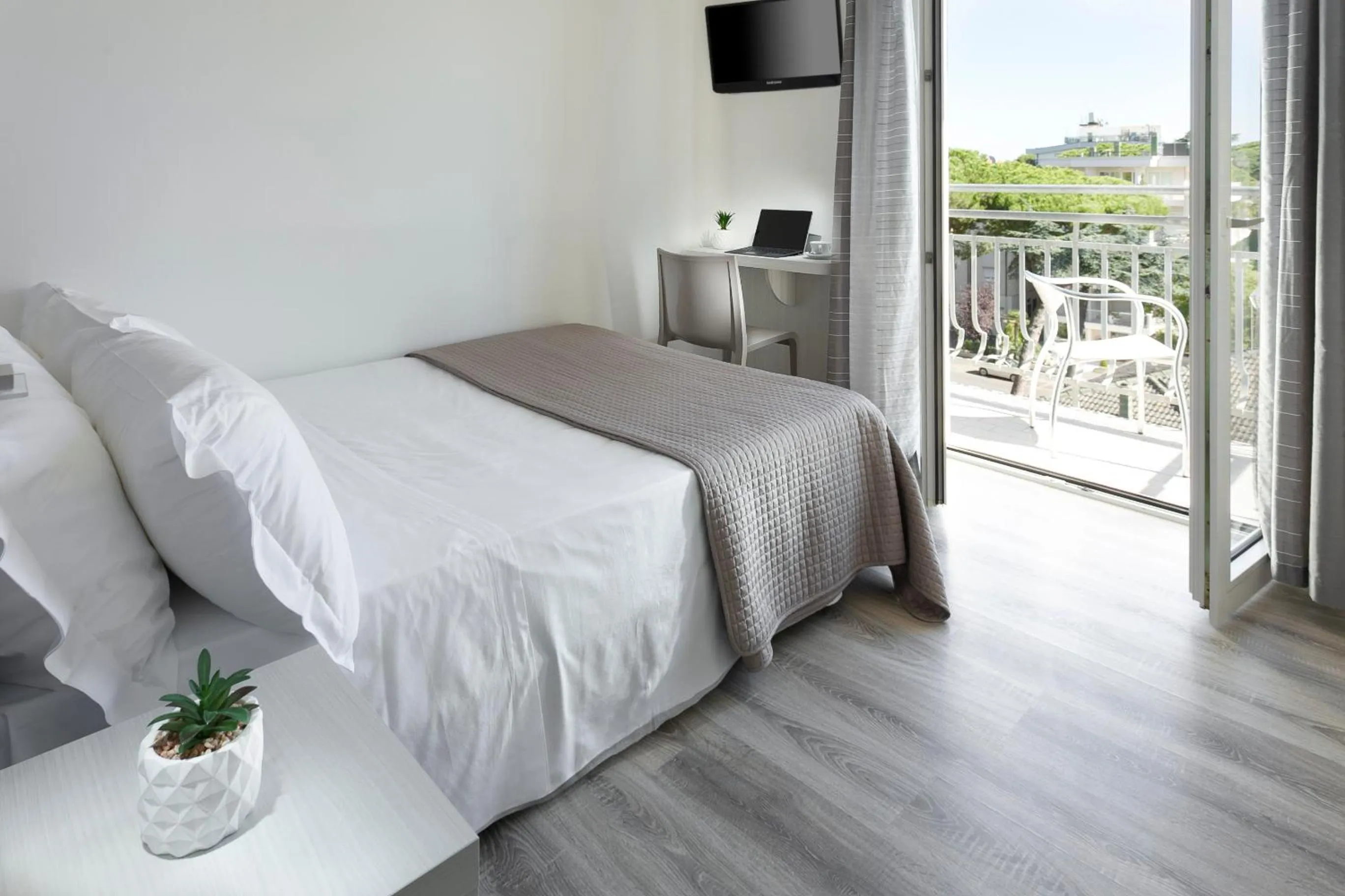 Balcony/Terrace, Bed in HOTEL ZANARINI in CENTRO a Riccione