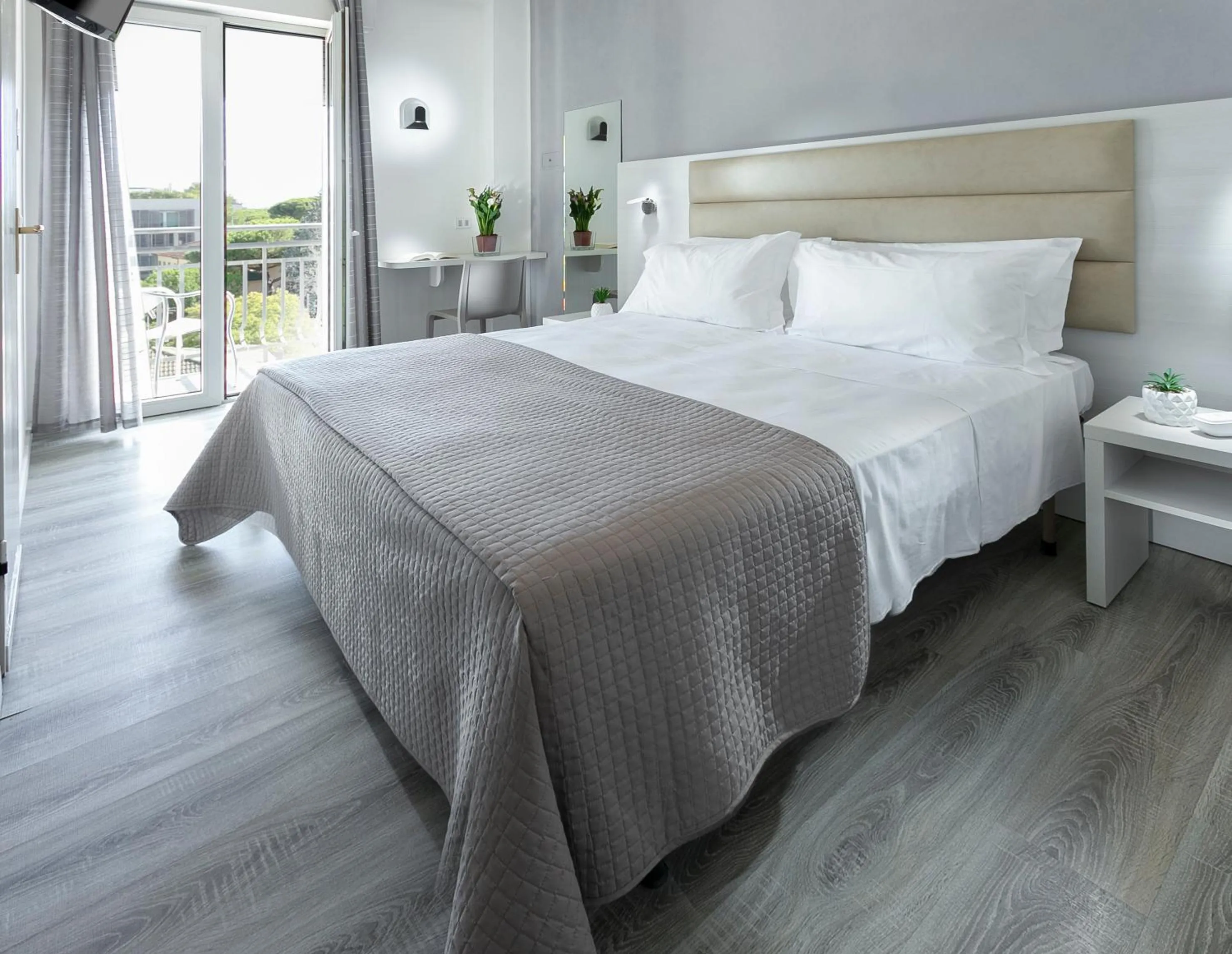 Balcony/Terrace, Bed in HOTEL ZANARINI in CENTRO a Riccione