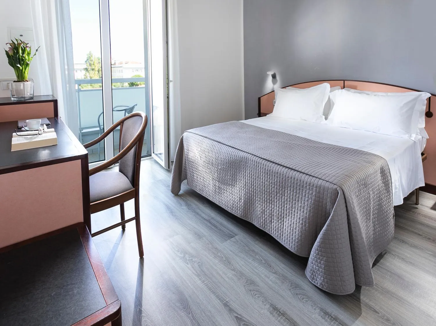 Balcony/Terrace, Bed in HOTEL ZANARINI in CENTRO a Riccione