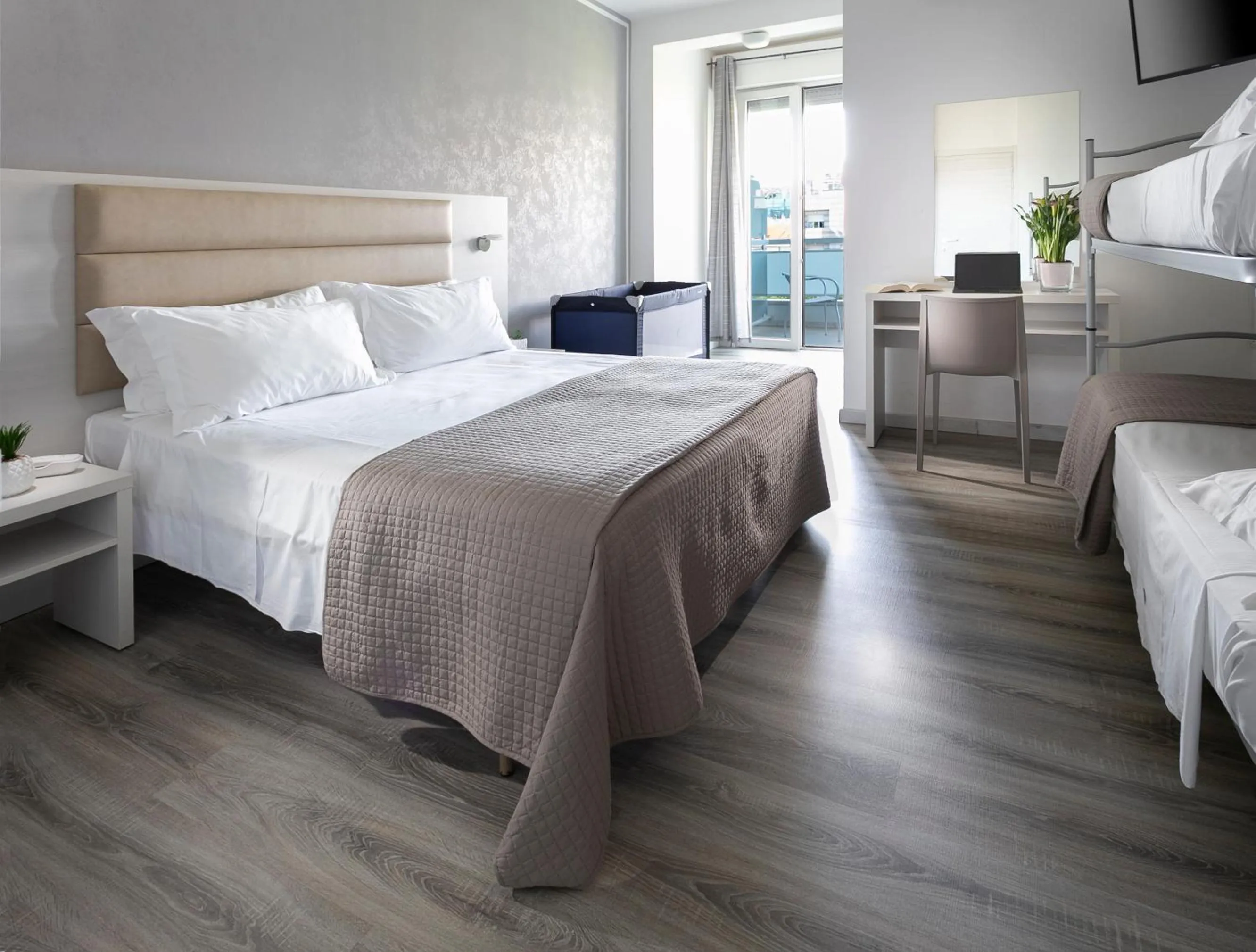 Balcony/Terrace, Bed in HOTEL ZANARINI in CENTRO a Riccione