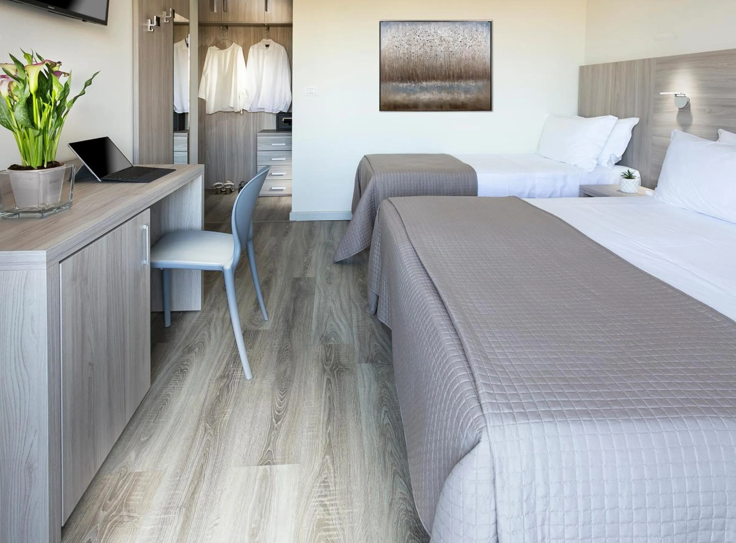 Balcony/Terrace, Bed in HOTEL ZANARINI in CENTRO a Riccione