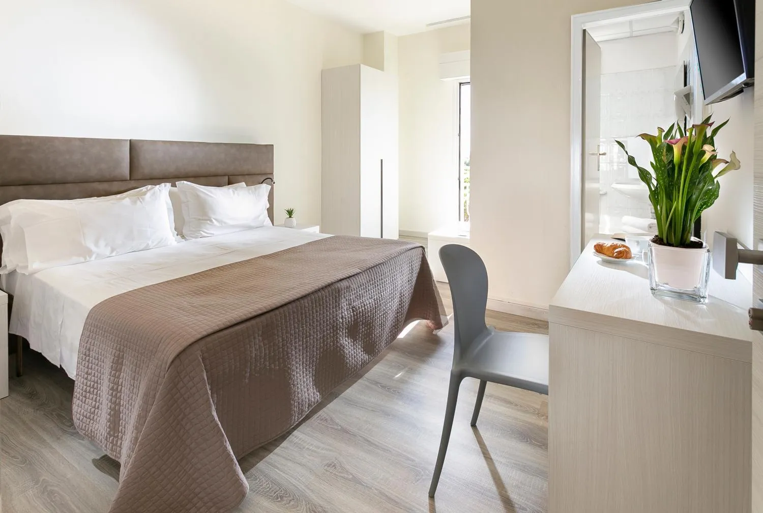 Balcony/Terrace, Bed in HOTEL ZANARINI in CENTRO a Riccione