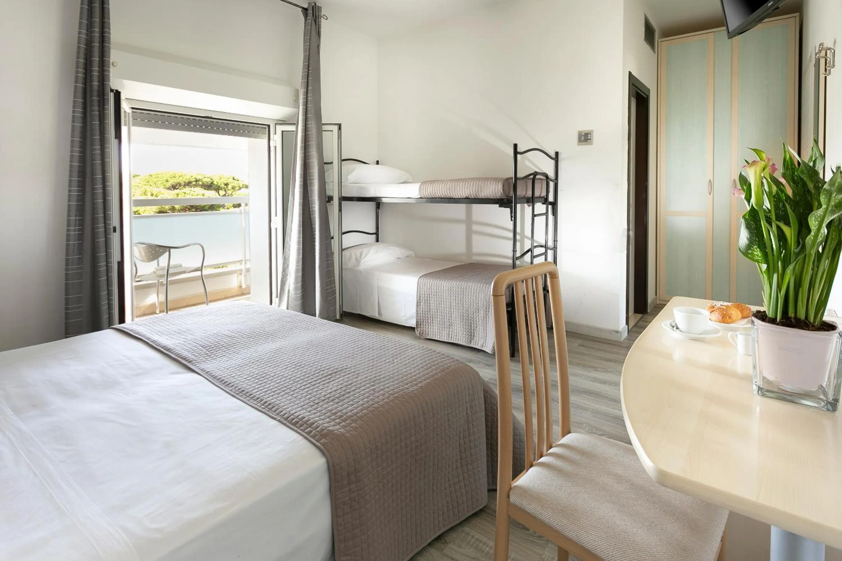 Balcony/Terrace, Bed in HOTEL ZANARINI in CENTRO a Riccione