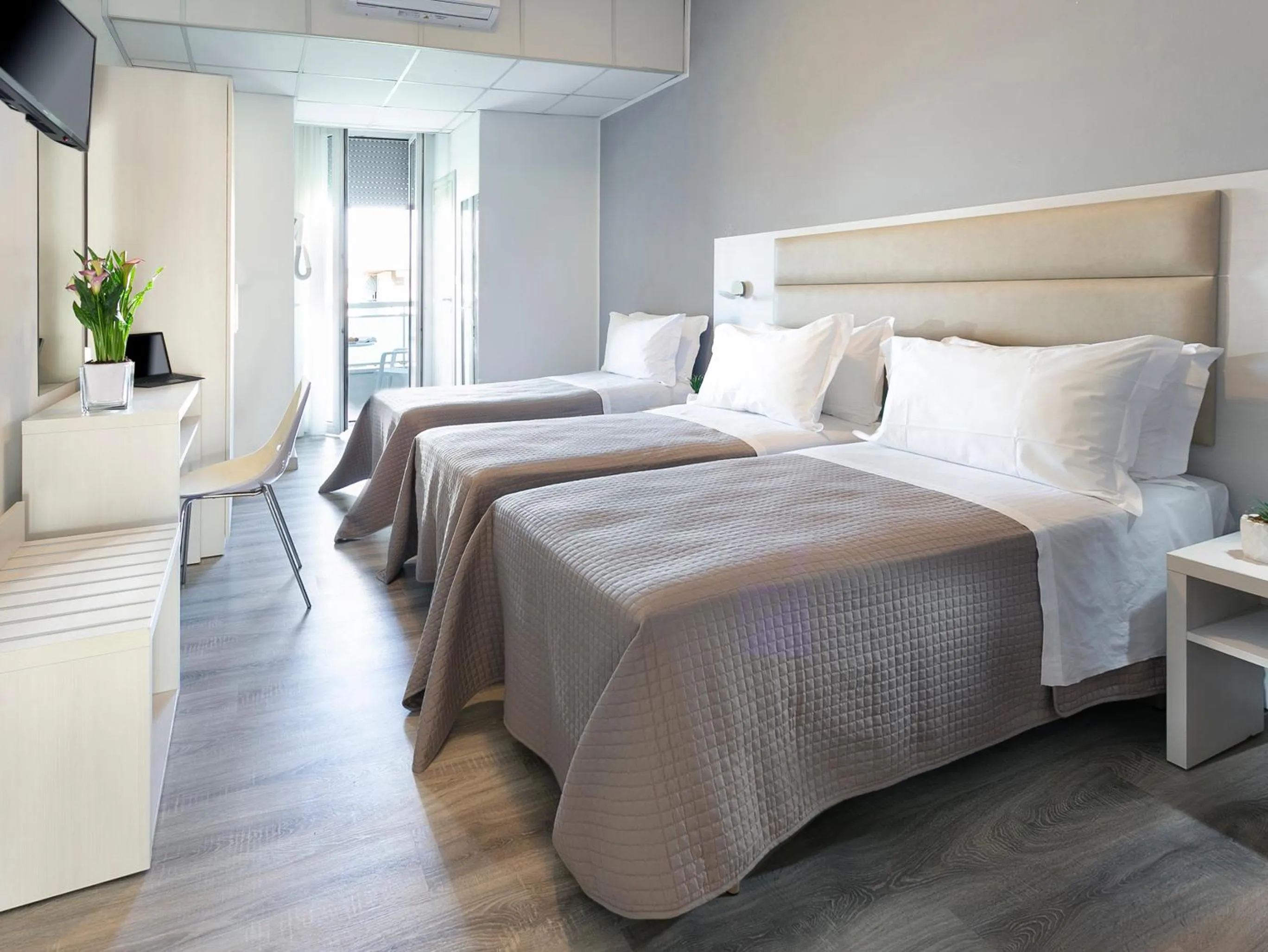 Balcony/Terrace, Bed in HOTEL ZANARINI in CENTRO a Riccione