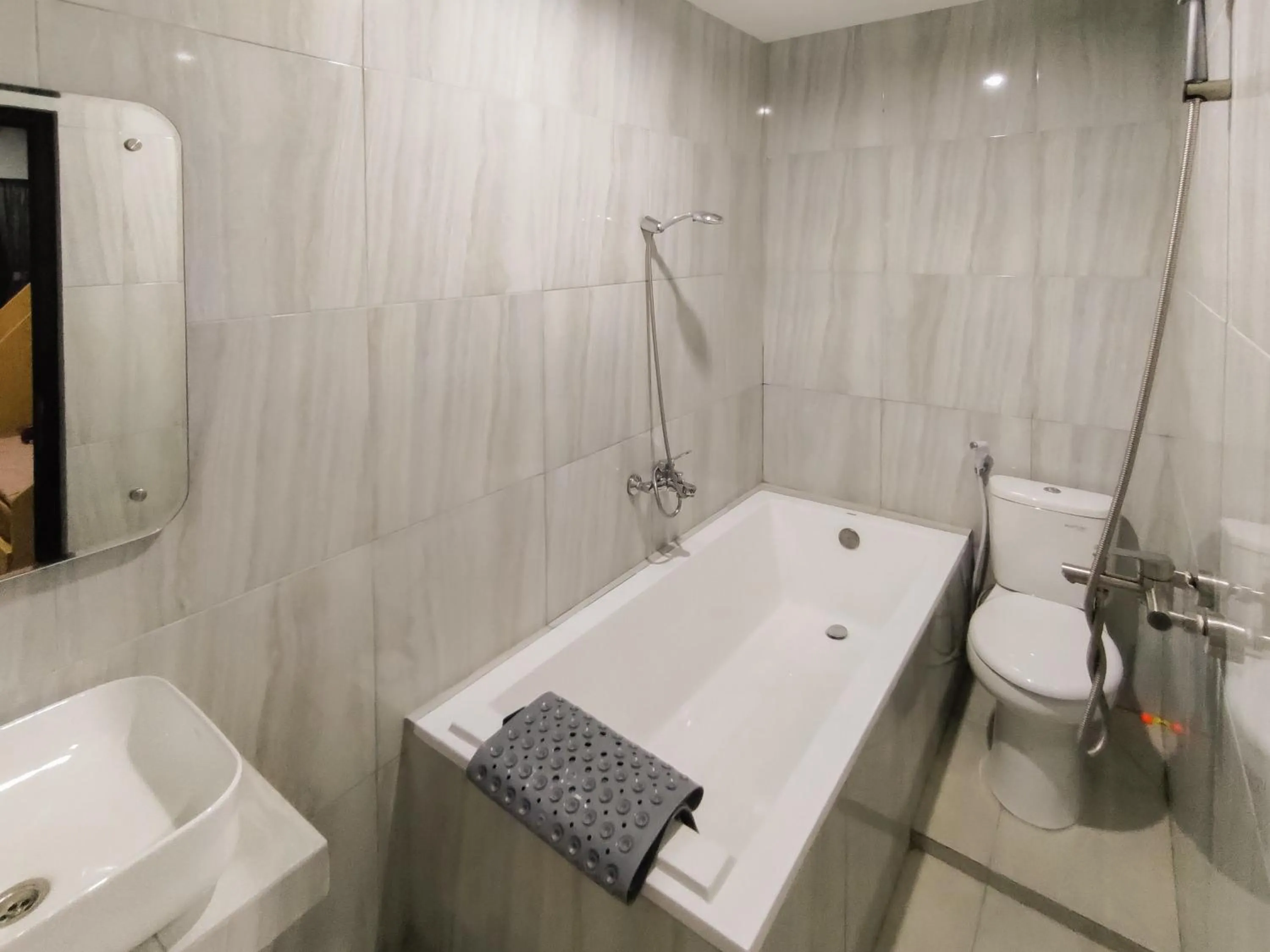 Bathroom in RedDoorz Syariah near Tugu Juang Jambi