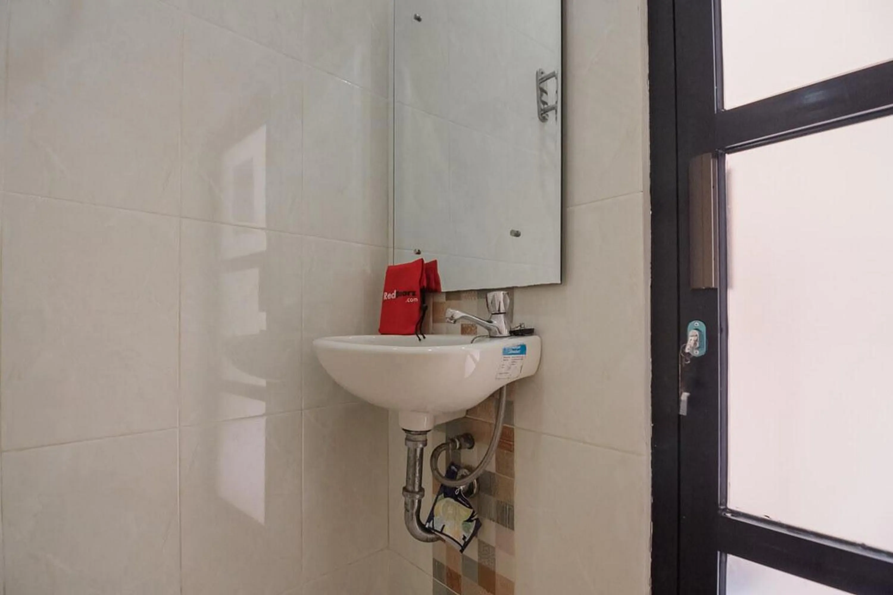 Bathroom in RedDoorz Syariah near Tugu Juang Jambi