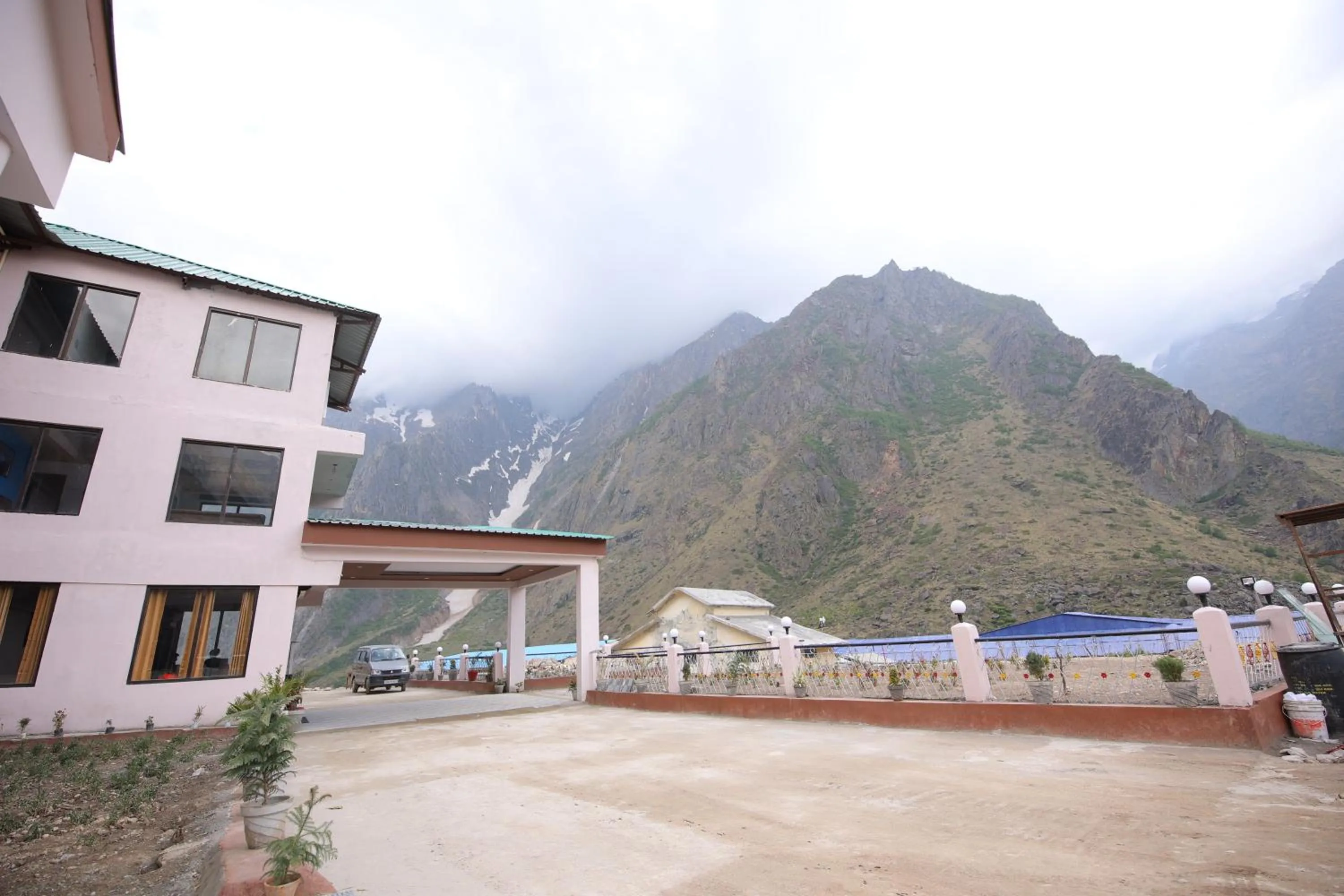 Mountain view in Amritara The Avadh