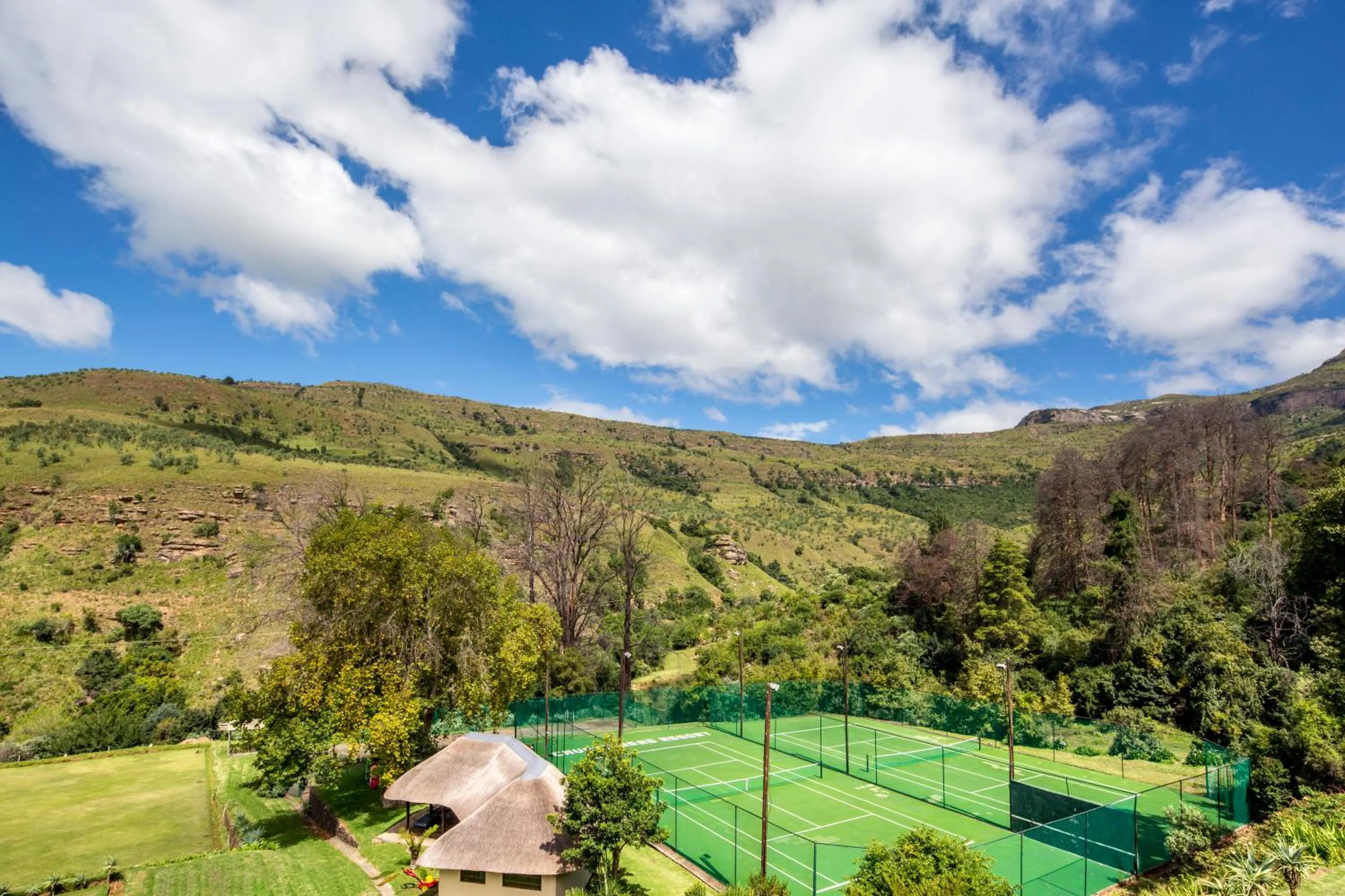 Tennis court in Cavern Resort & Spa