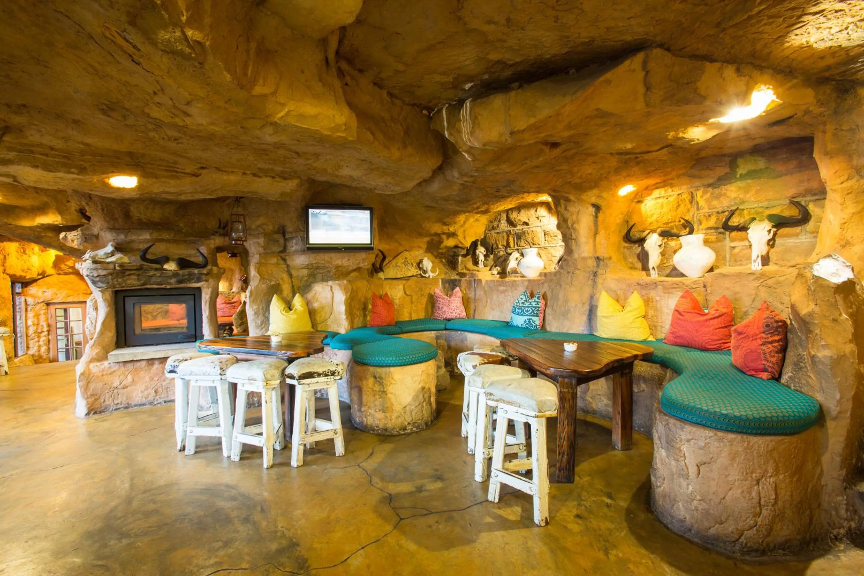 Lounge or bar in Cavern Resort & Spa
