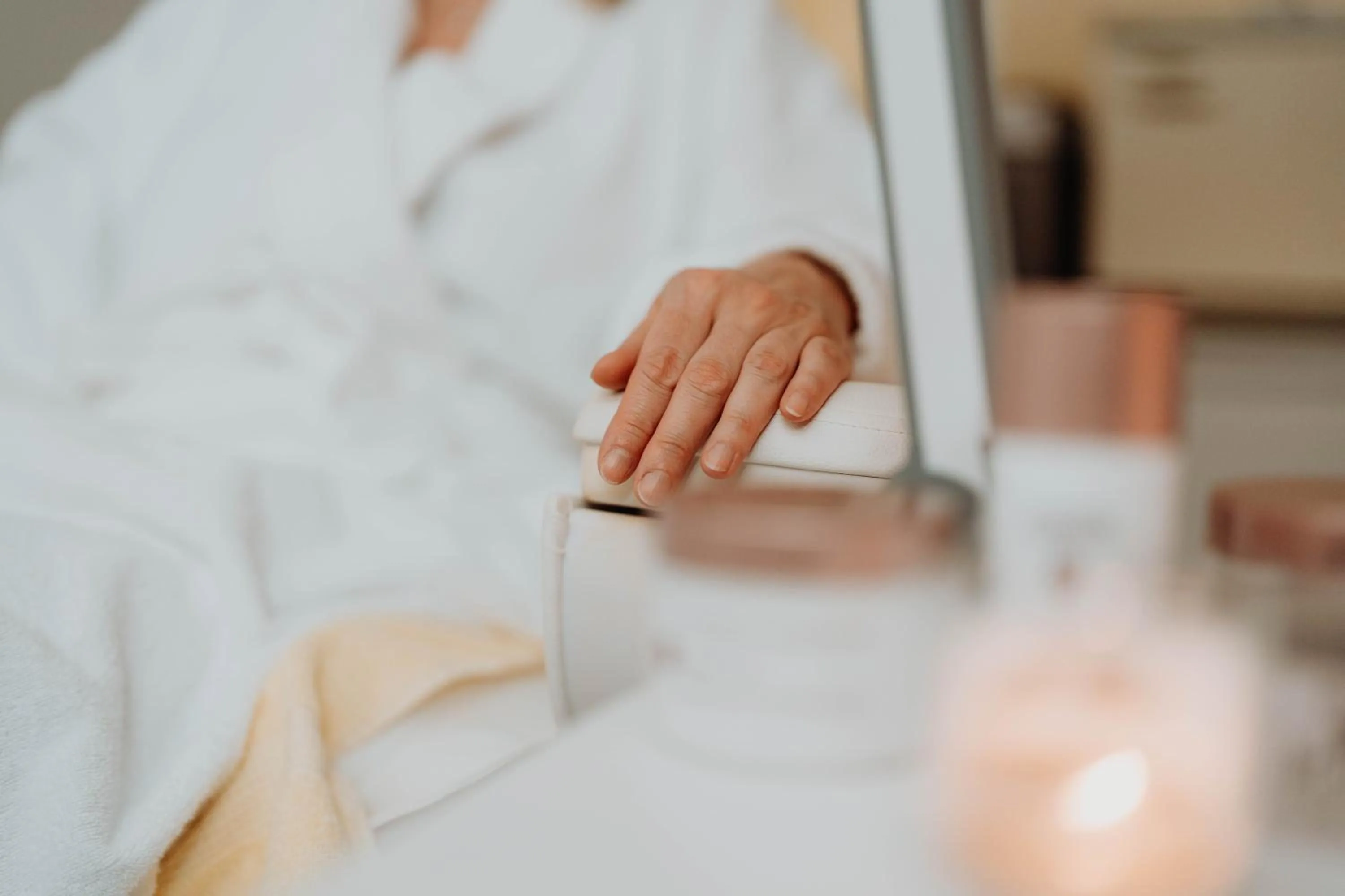 Swimming pool, Bed in Sonnenhotel Weingut Römmert Spa und Wellness