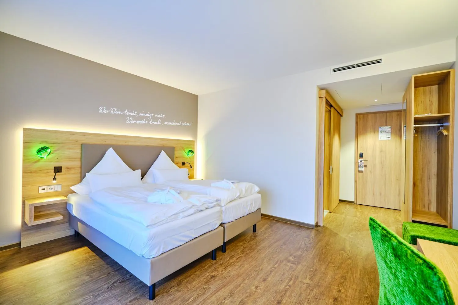 Photo of the whole room, Bed in Sonnenhotel Weingut Römmert Spa und Wellness