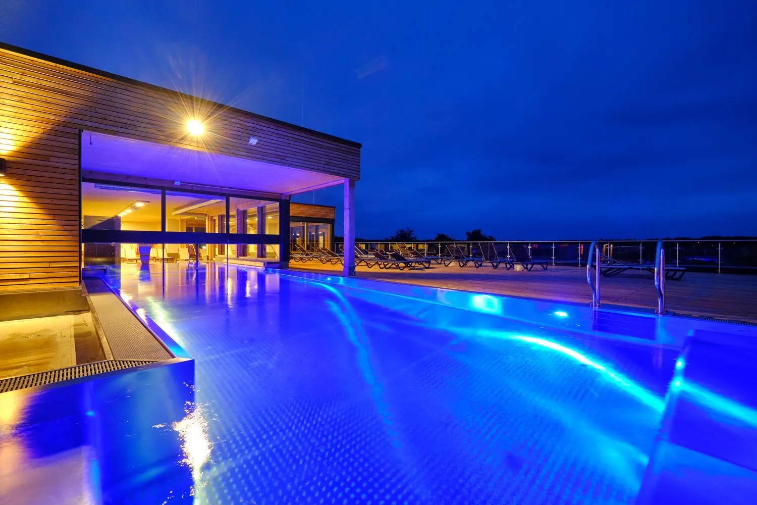 Swimming pool in Sonnenhotel Weingut Römmert Spa und Wellness