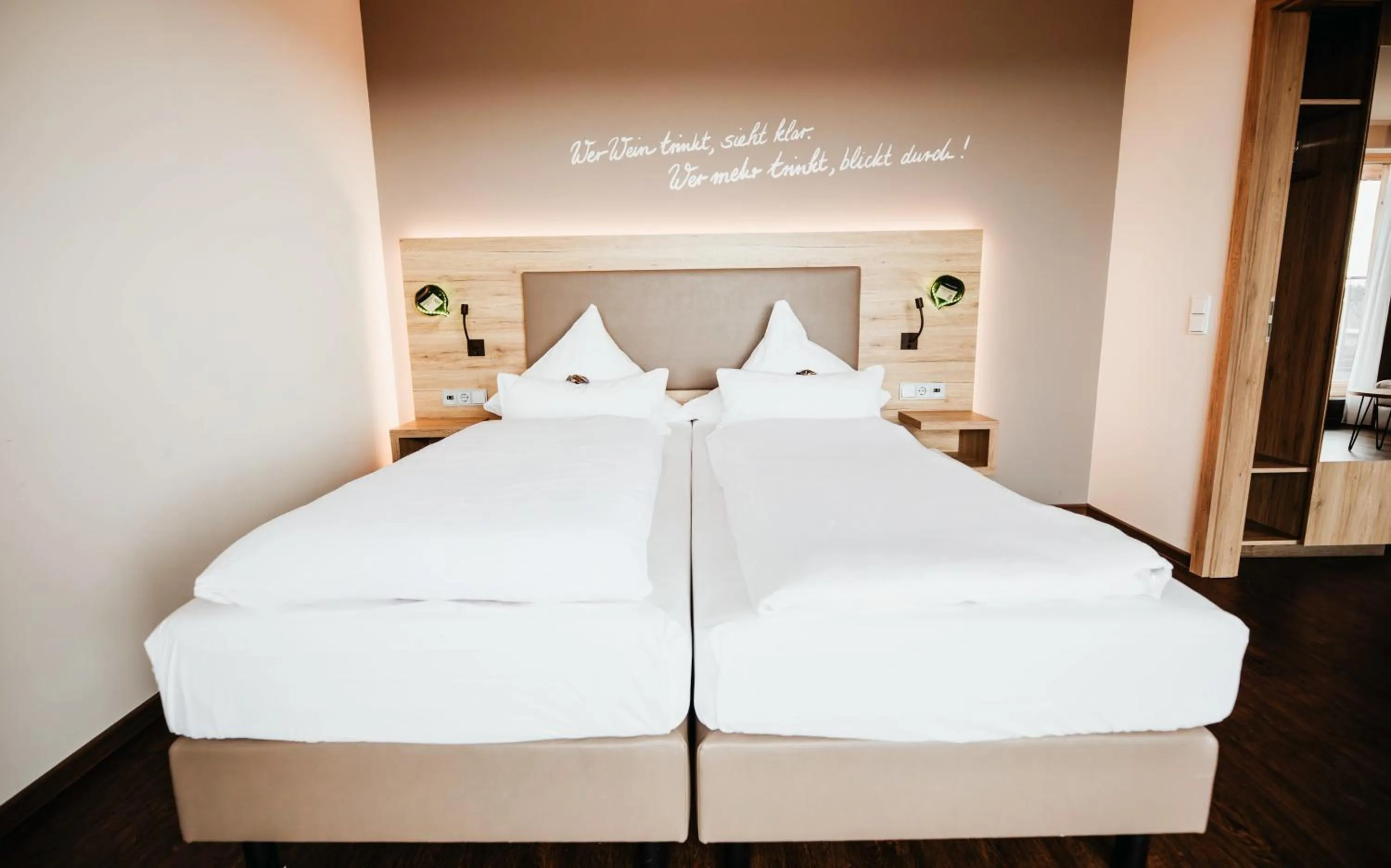 Photo of the whole room, Bed in Sonnenhotel Weingut Römmert Spa und Wellness