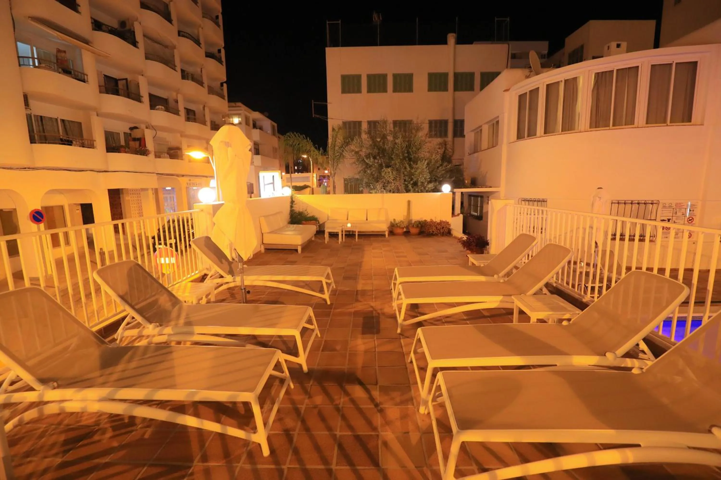 Solarium in Es Mitjorn Hotel