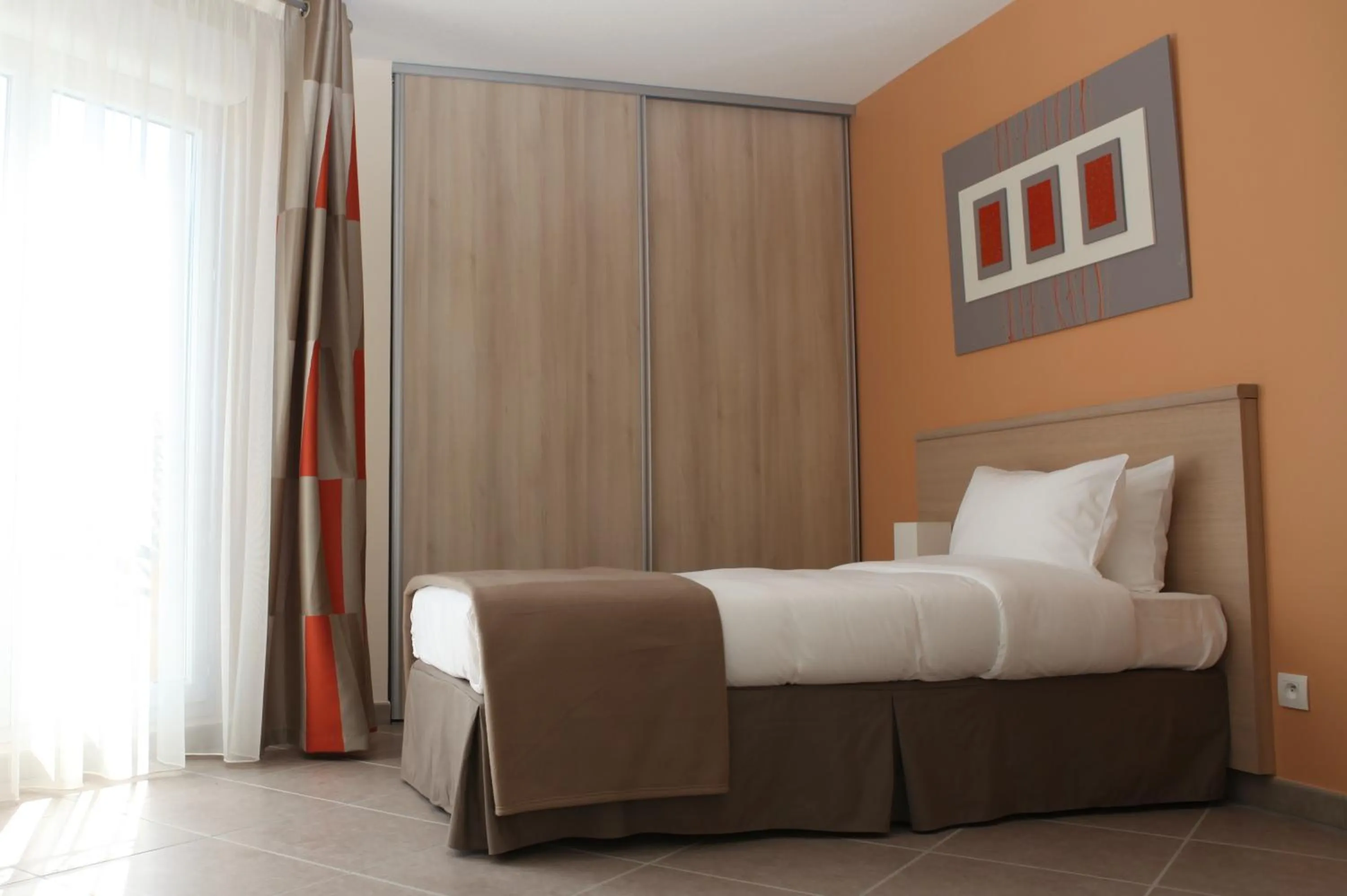 Bedroom, Bed in The Originals Boutique, Hotel l'Occitan, Aubagne