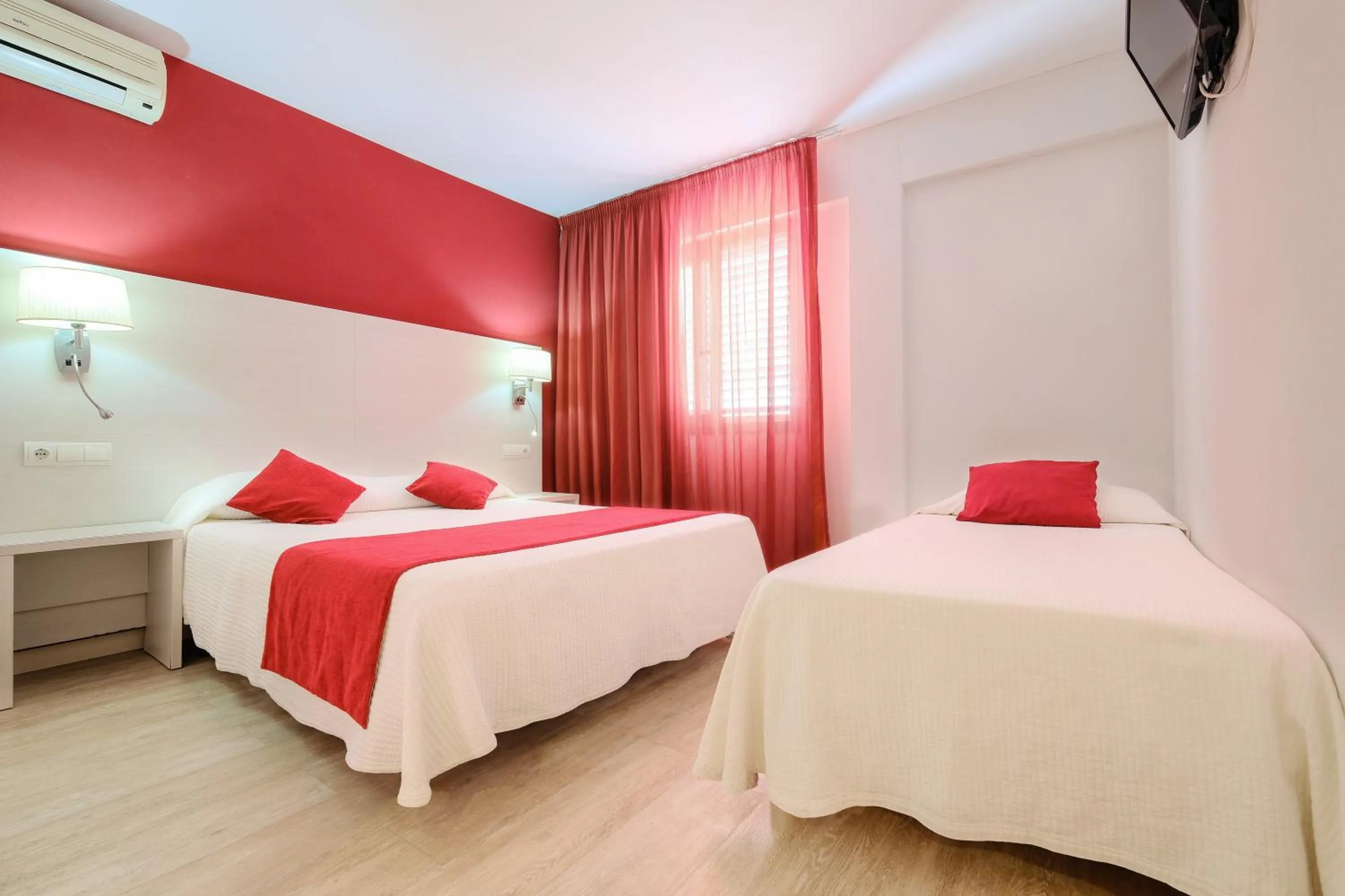 Decorative detail, Bed in azuLine Hostal Marino