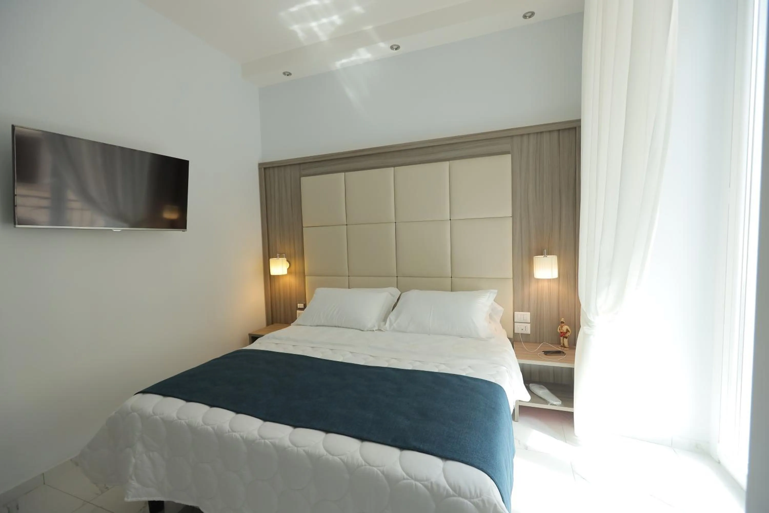 Bedroom, Bed in Garibaldi Suite