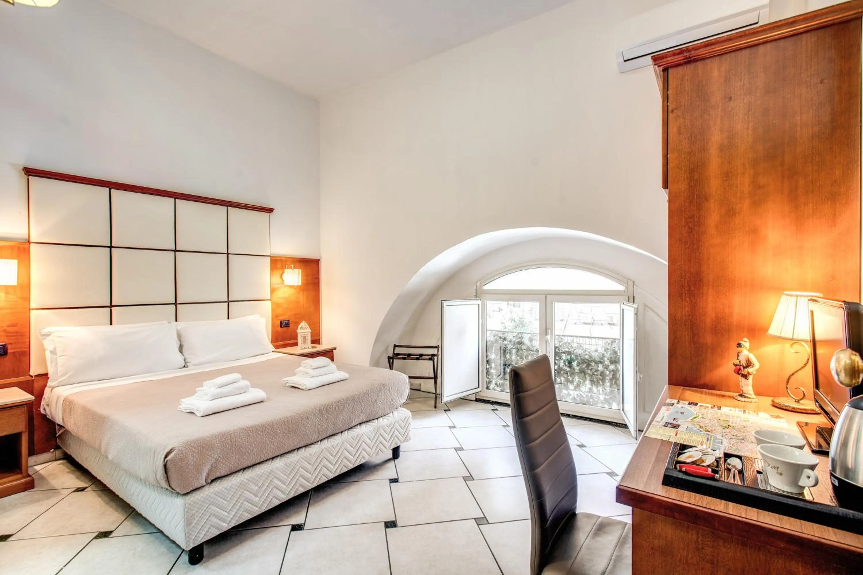 Bedroom, Bed in Garibaldi Suite