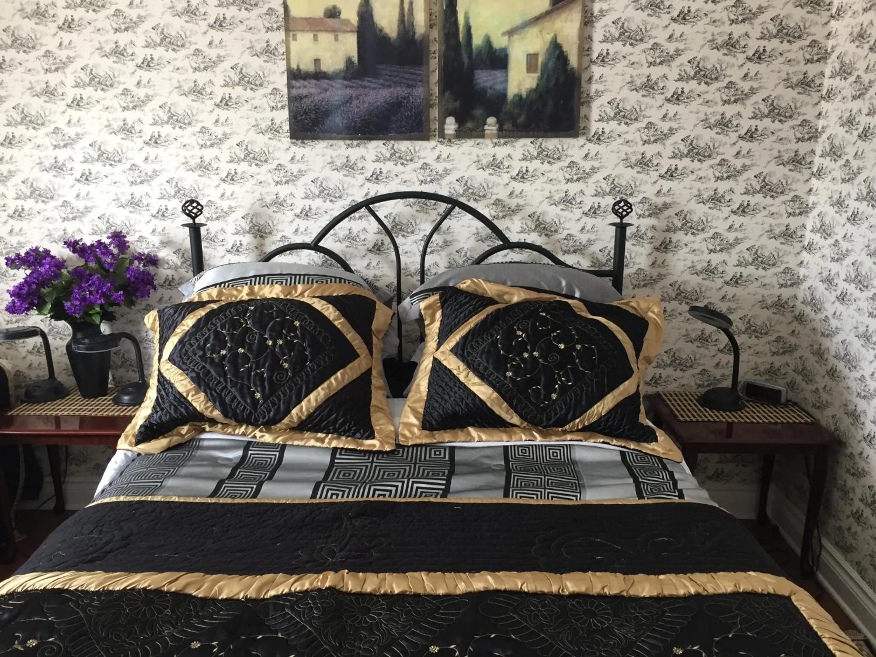 Bed in Cobblestone Bed and Breakfast