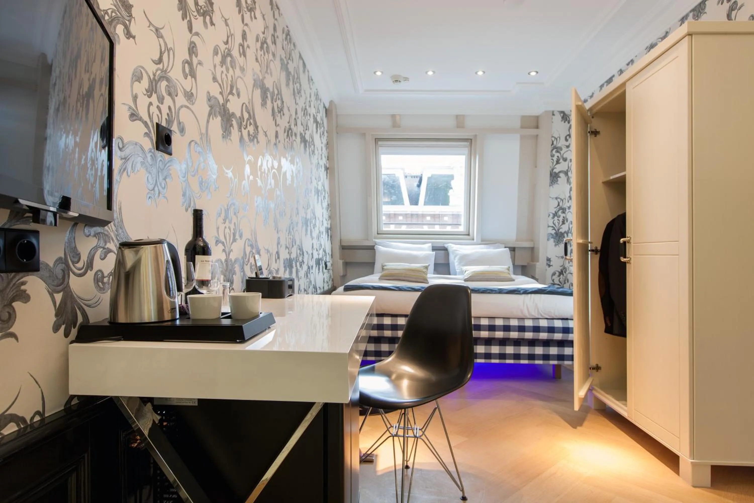 Photo of the whole room, Bed in Amsterdam Canal Hotel