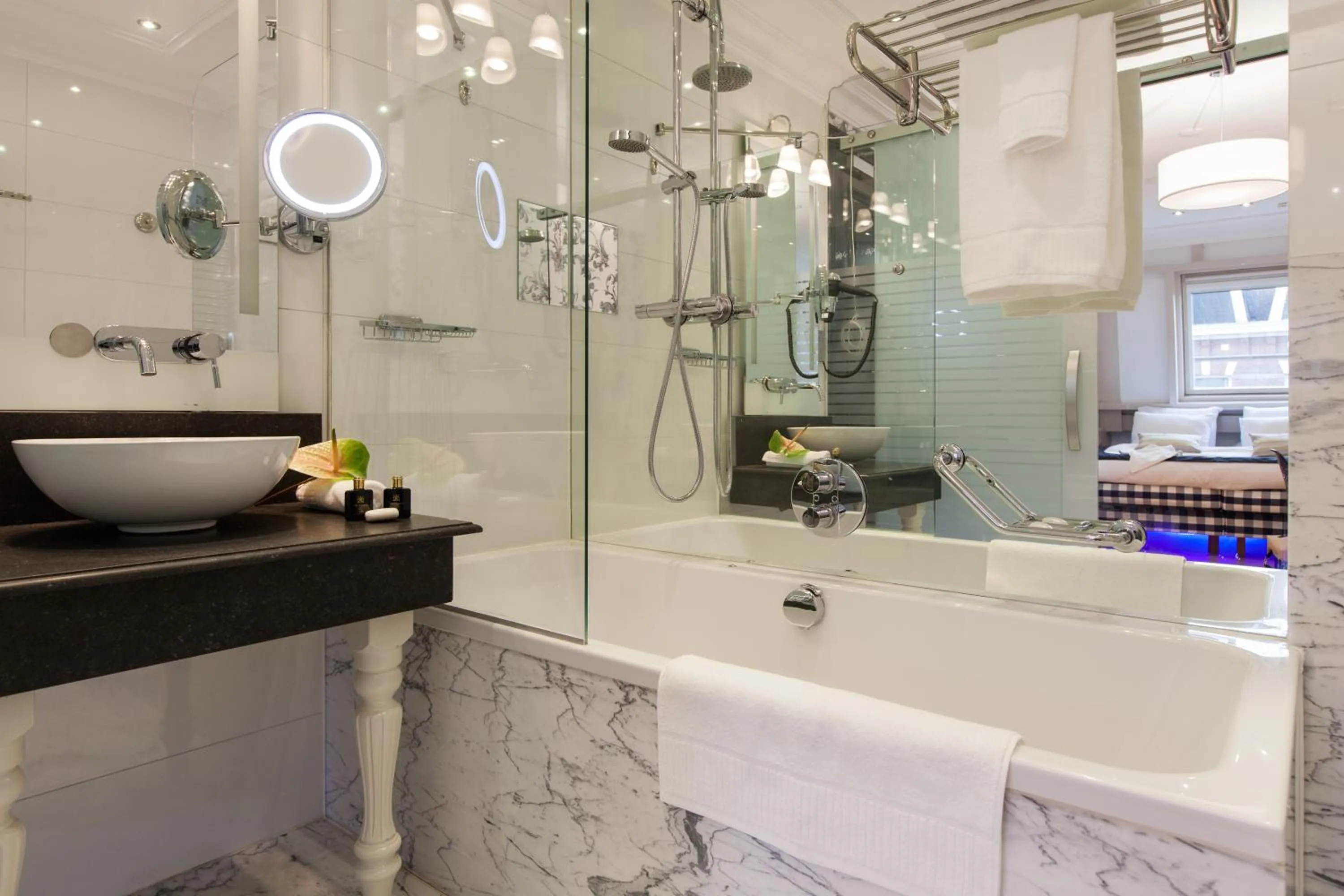 Bathroom in Amsterdam Canal Hotel