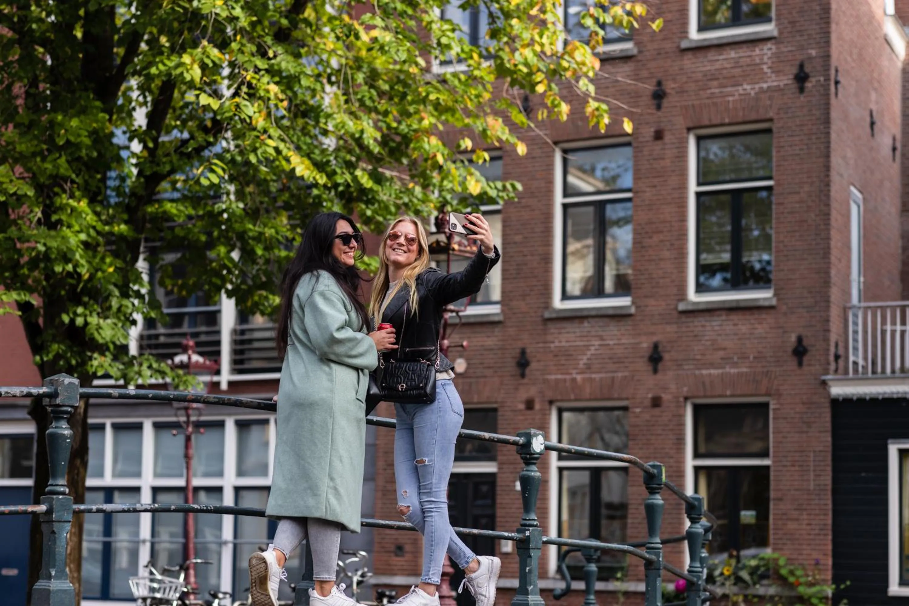 Neighbourhood in Amsterdam Canal Hotel