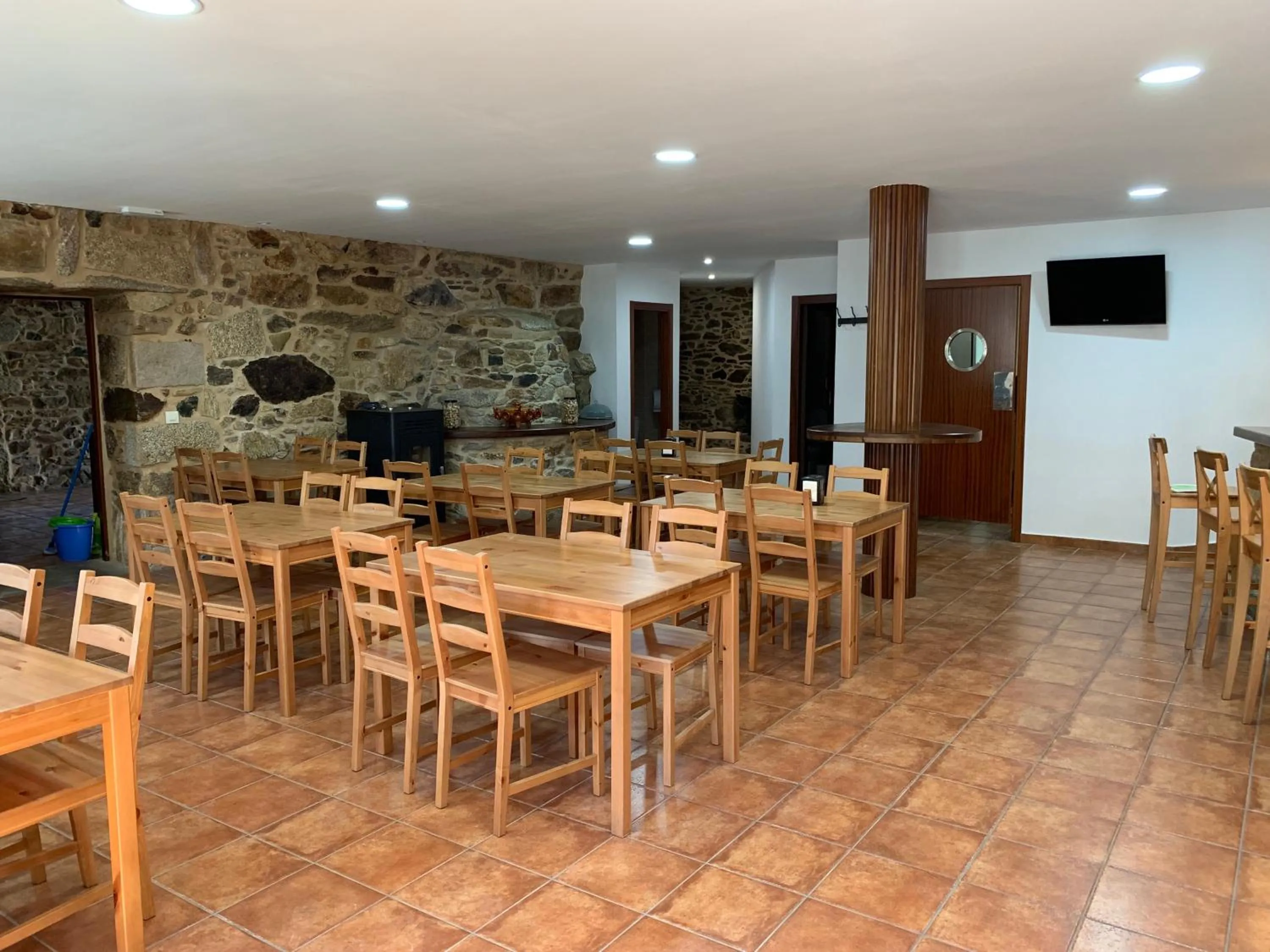 Lounge or bar in Albergue Ponte Olveira