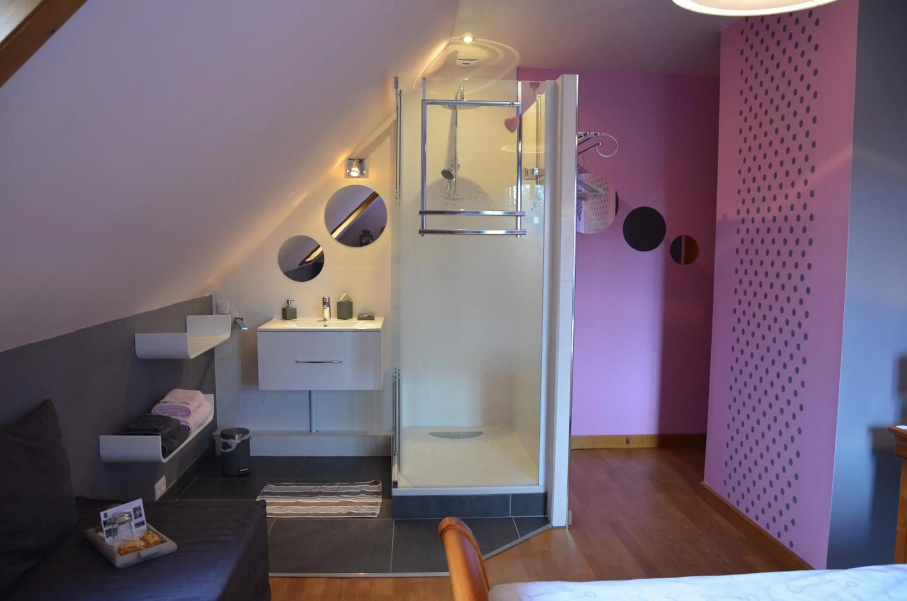 Shower, Bed in le logis du scardon