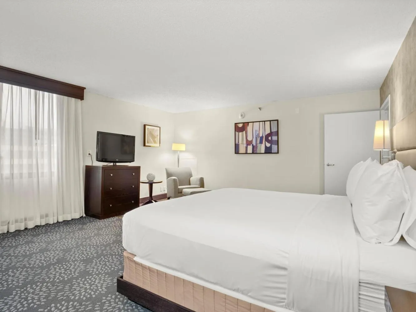 Bed in The Armon Stamford Hotel & Conference Center