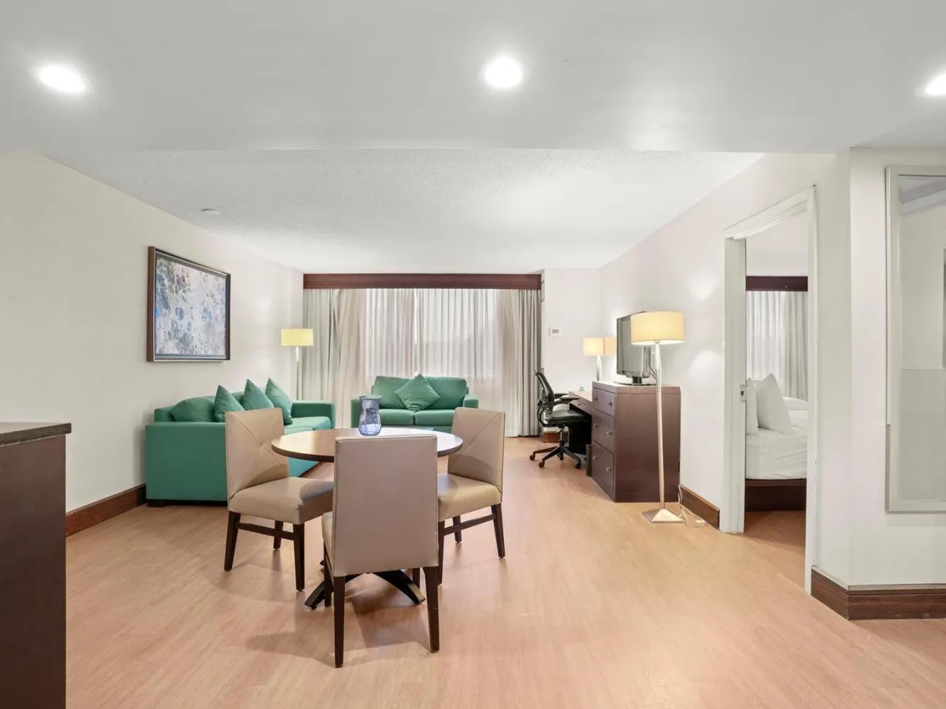 TV and multimedia, Bed in The Armon Stamford Hotel & Conference Center