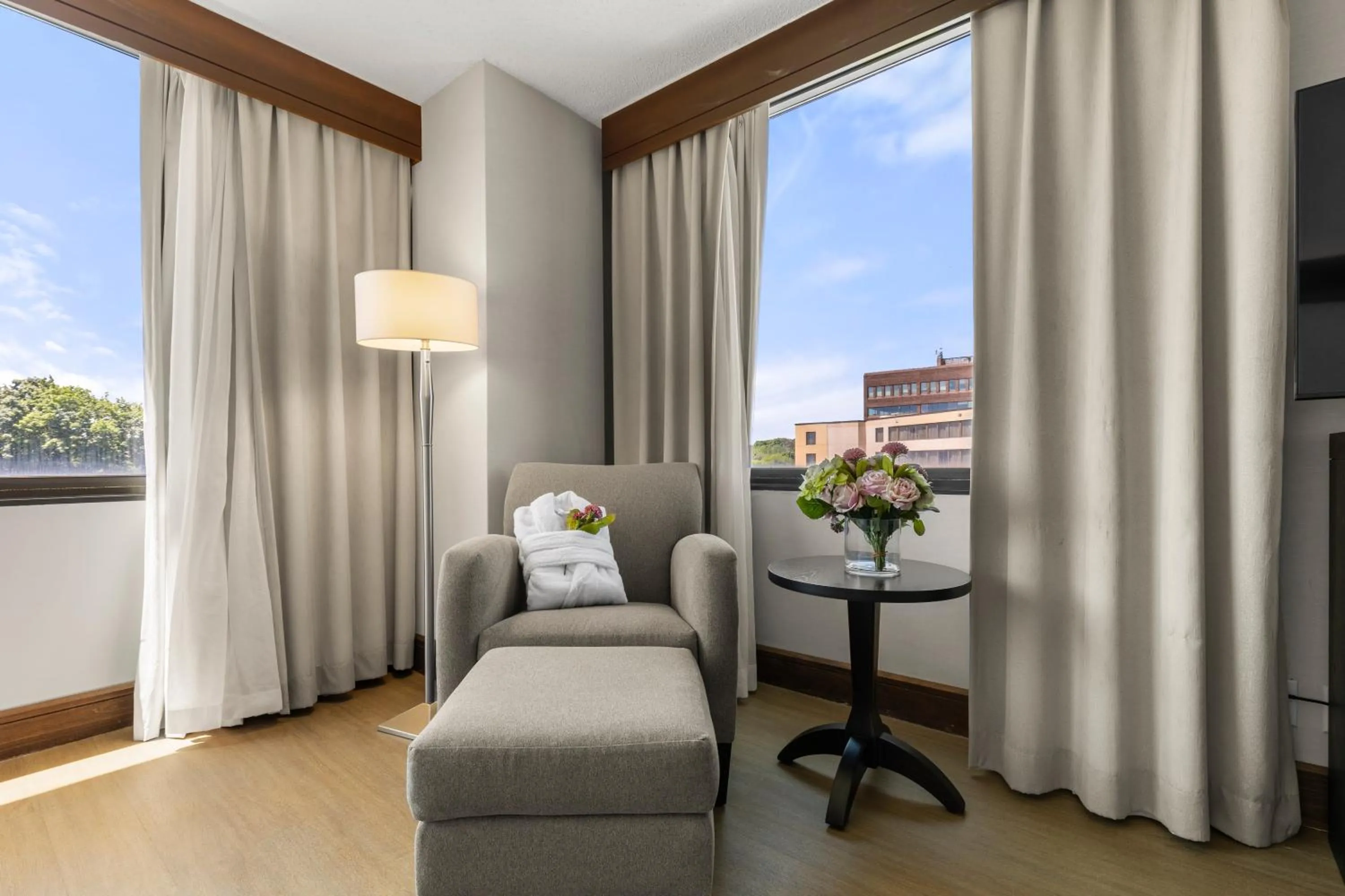 Seating area in The Armon Stamford Hotel & Conference Center