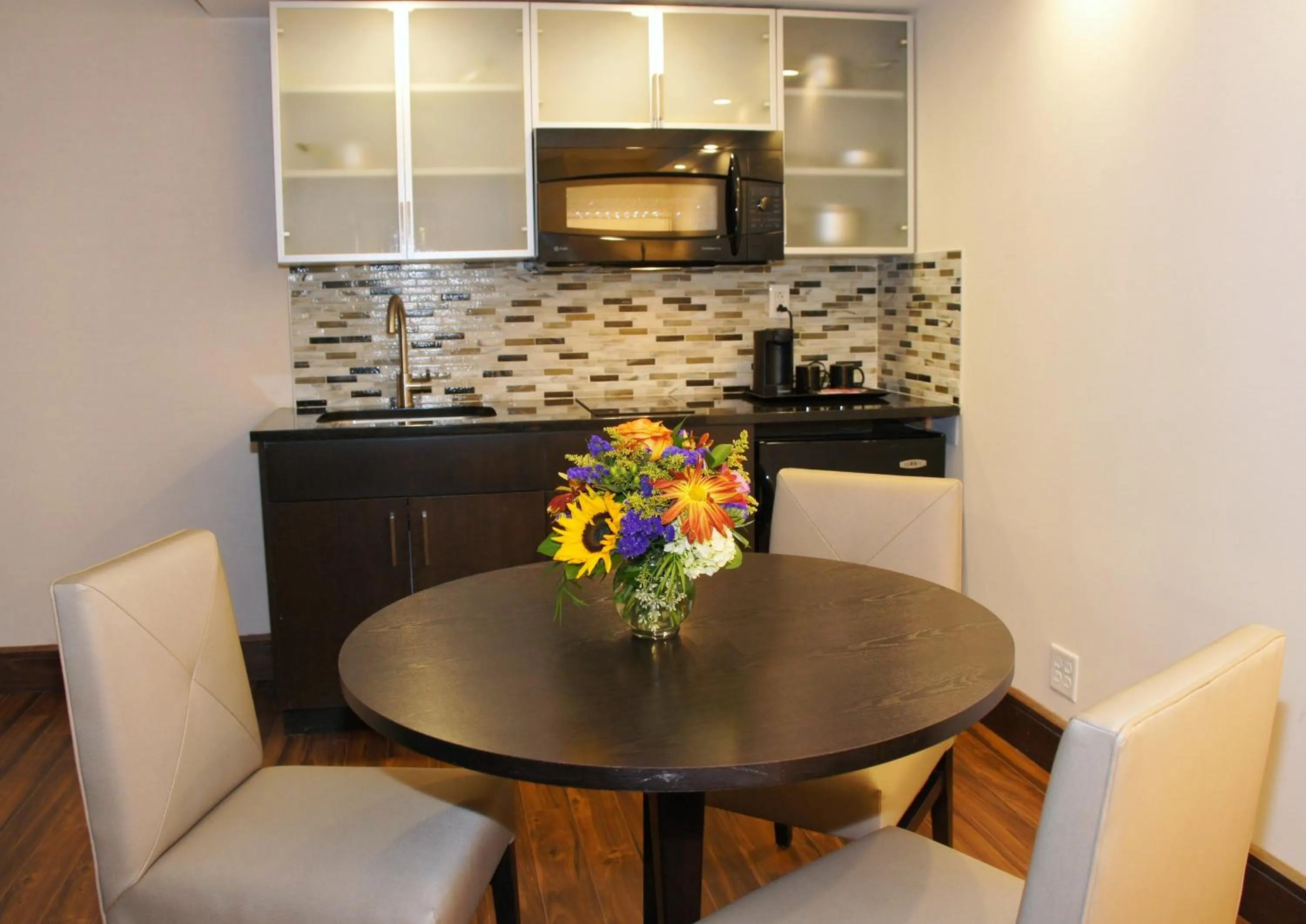 Bedroom in The Armon Stamford Hotel & Conference Center