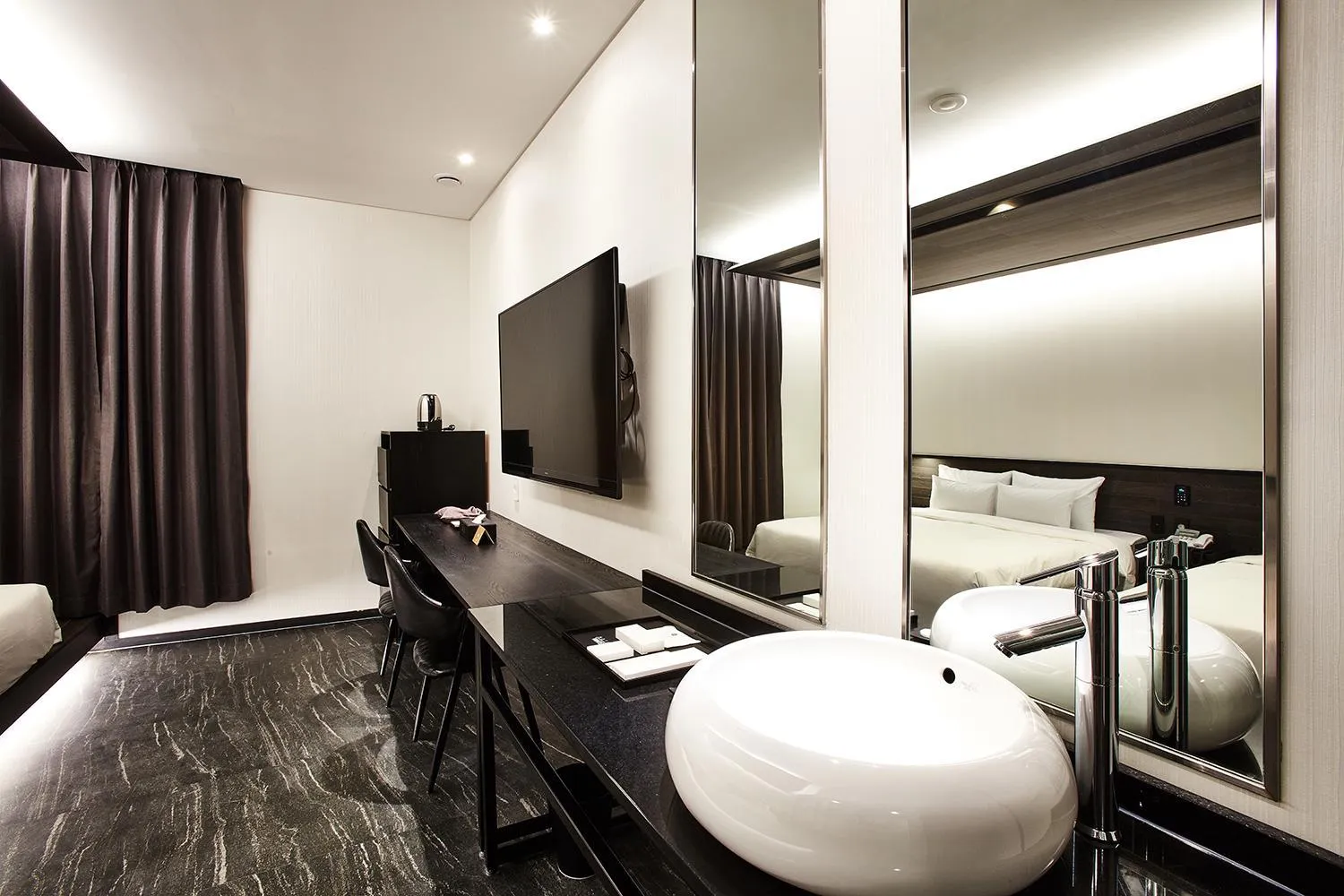 Photo of the whole room in Hotel Wanted