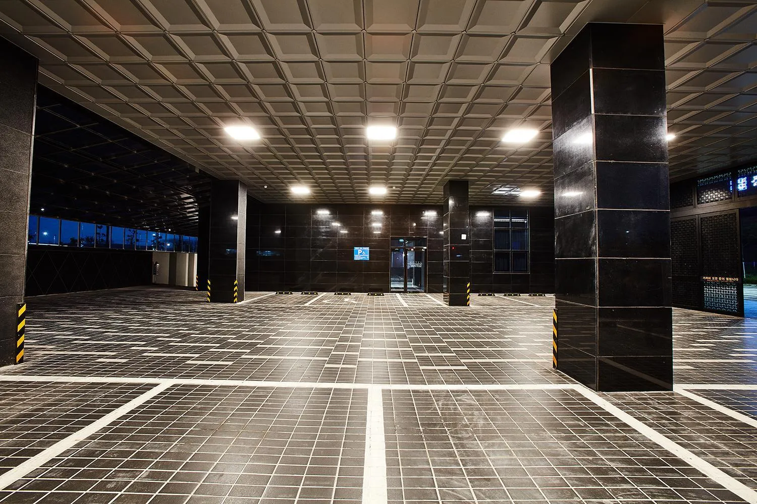 Parking in Hotel Wanted