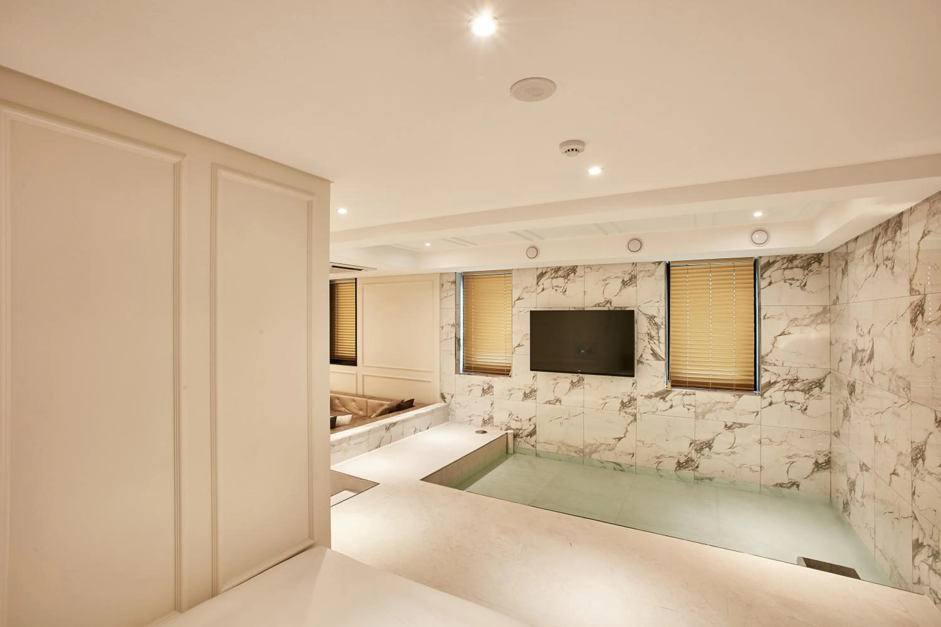 Bath in Hotel Wanted