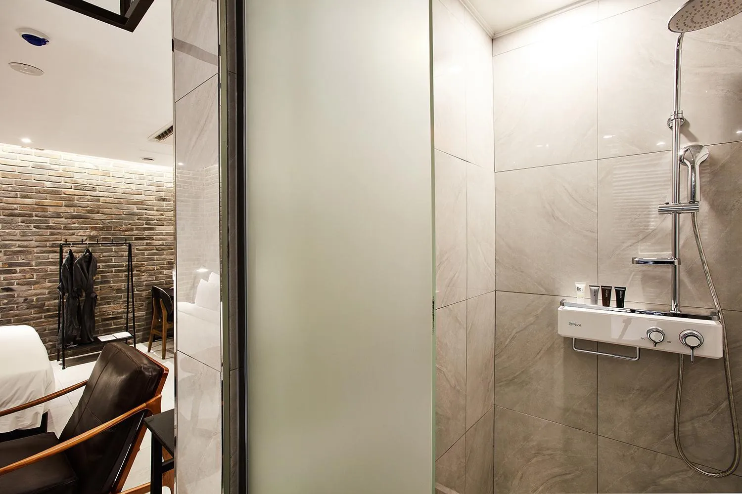 Shower in Hotel Wanted