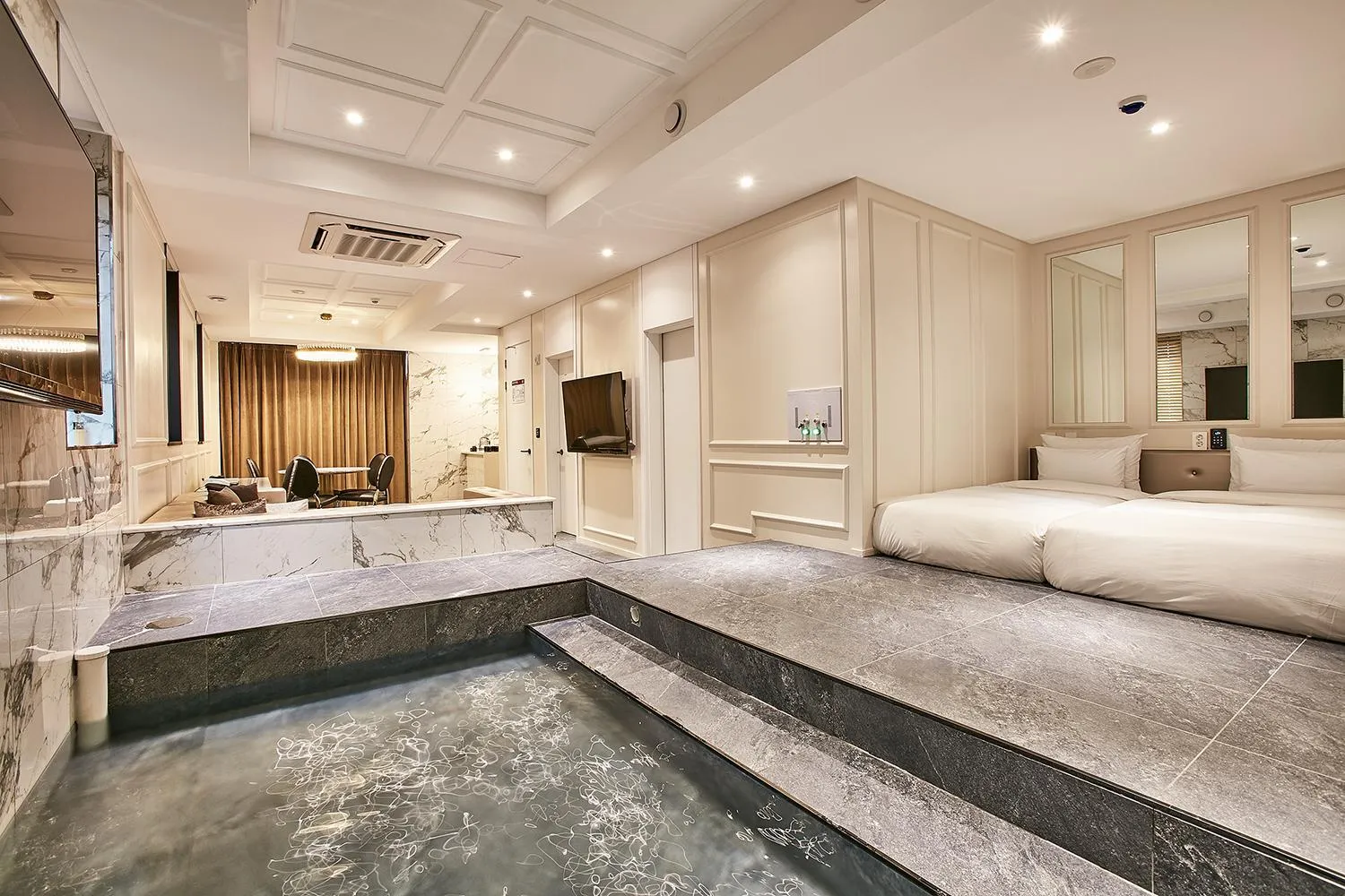 Photo of the whole room in Hotel Wanted