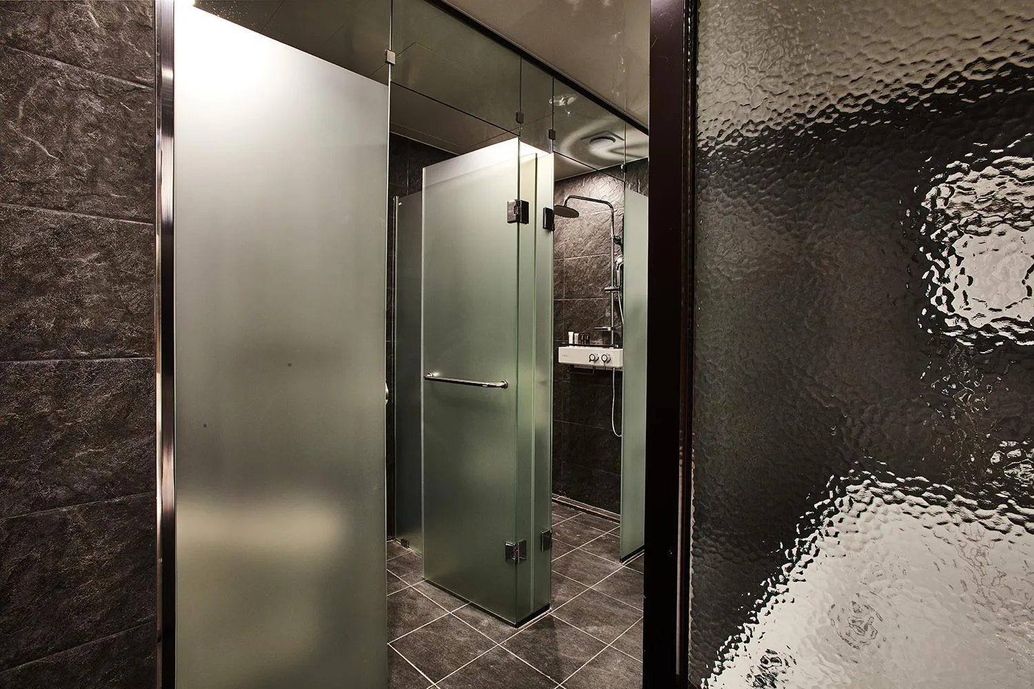 Shower in Hotel Wanted